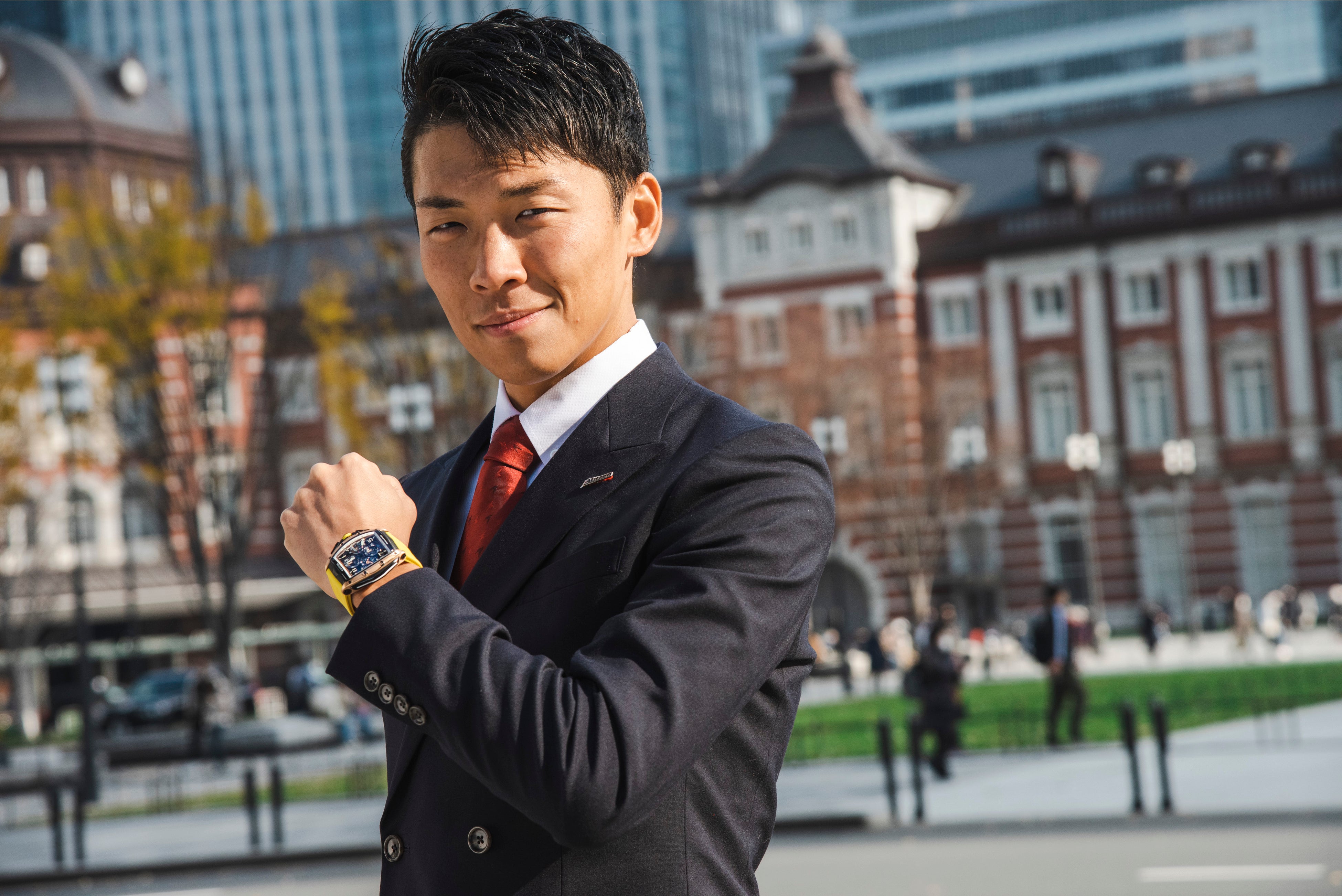 チャンピオンウォッチと共に表彰式会場外（東京駅舎）での撮影