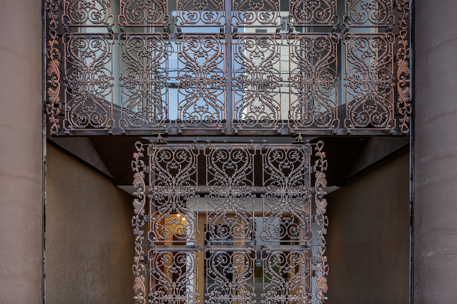 問屋時代の名残を残した門扉