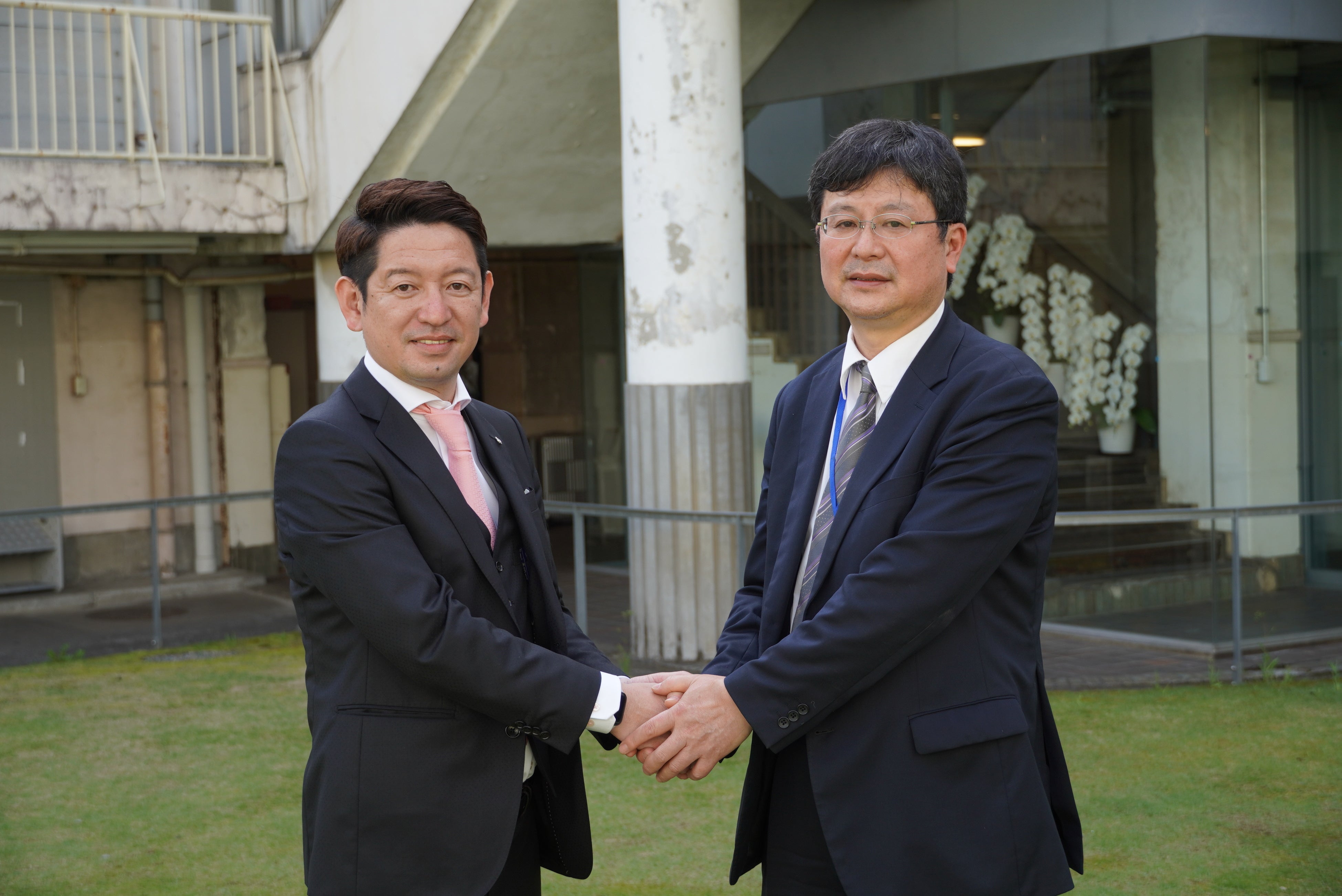 ⻄村日本YEG会⻑(左)と泉取締役副社⻑(右)