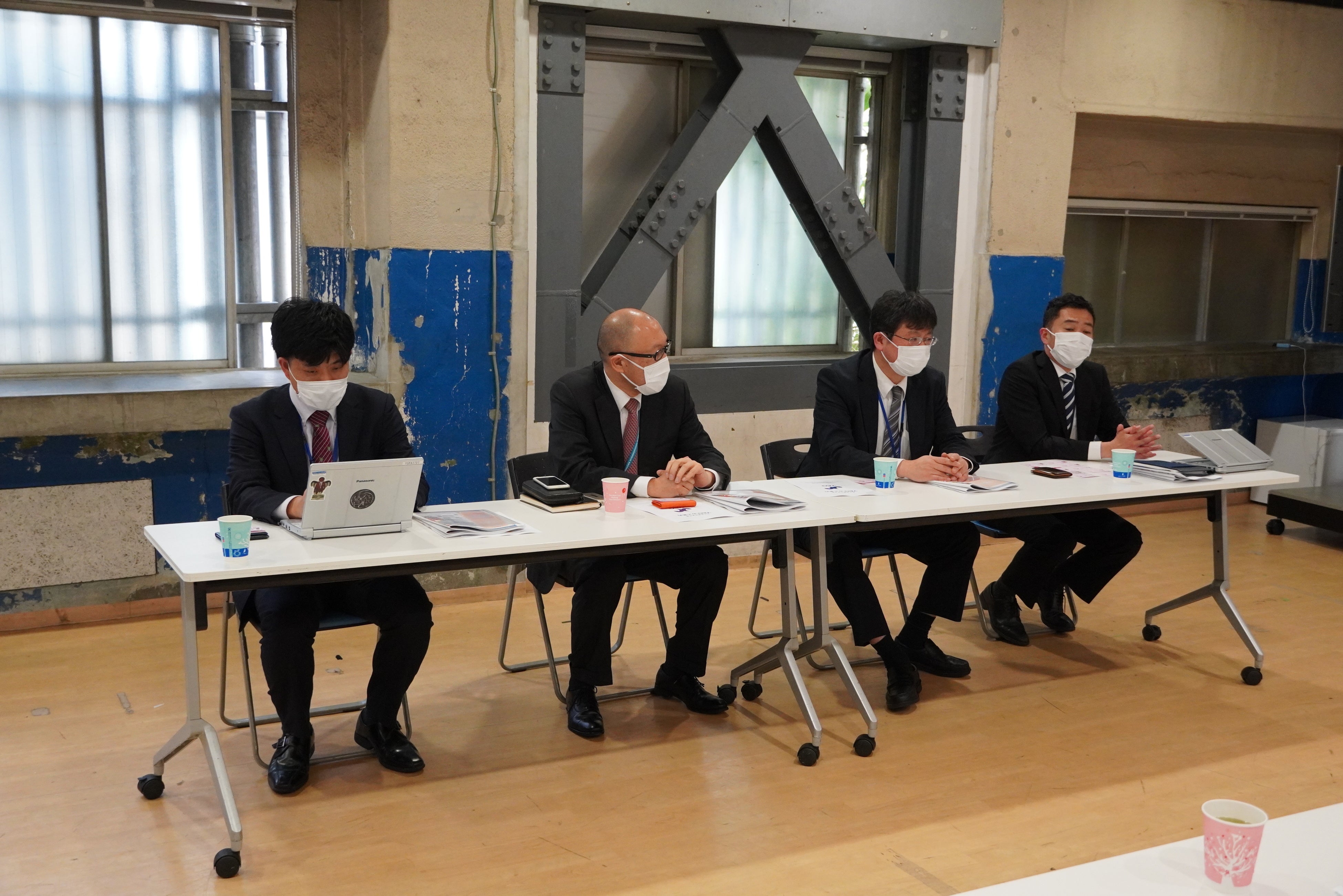 会社概要を説明する泉取締役副社⻑(中央右)