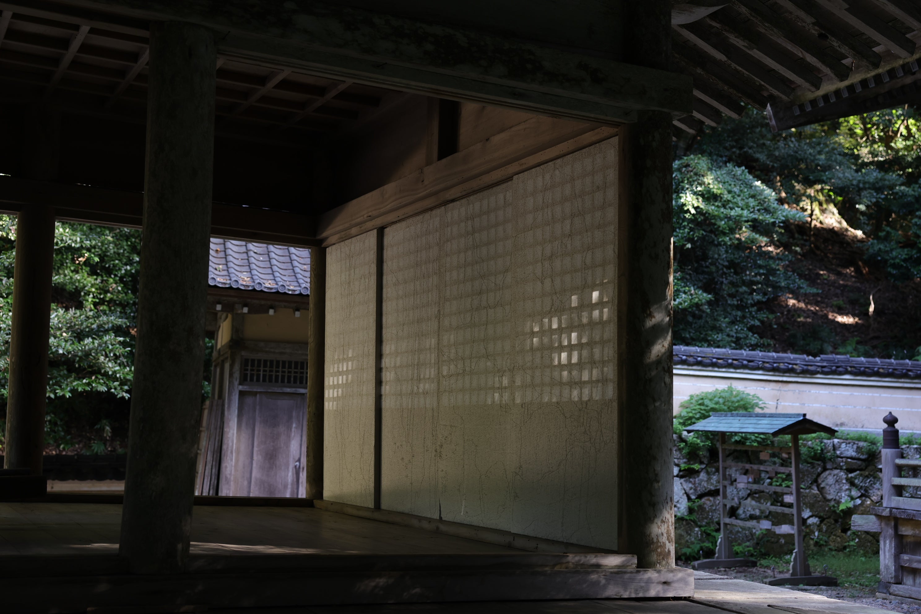 田中義久「Song for Nature」2023年 竹野神社拝殿