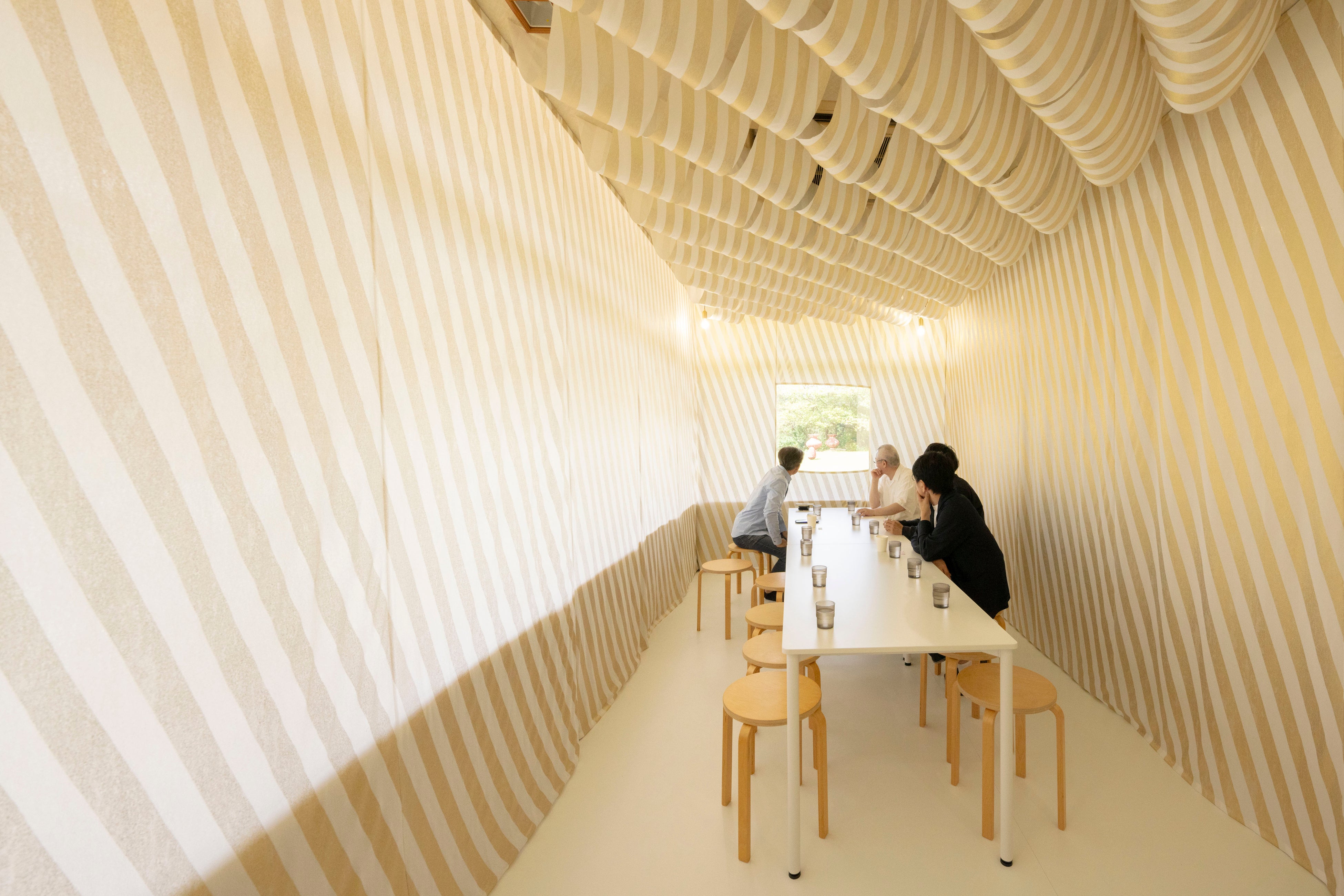 丹後ちりめんを用いた食の空間