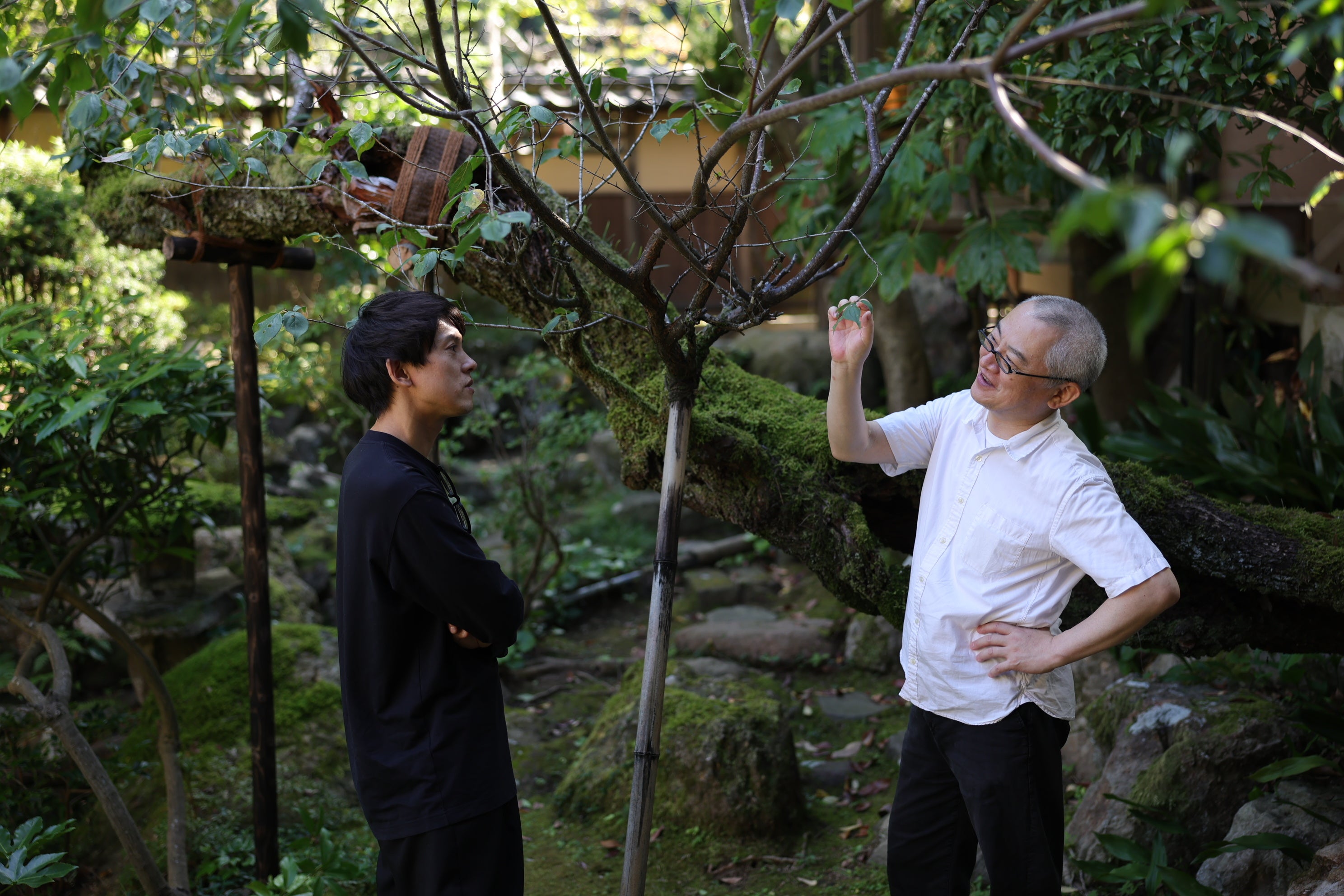 新里明士（左）、須田悦弘（左）城崎温泉三木屋にて
