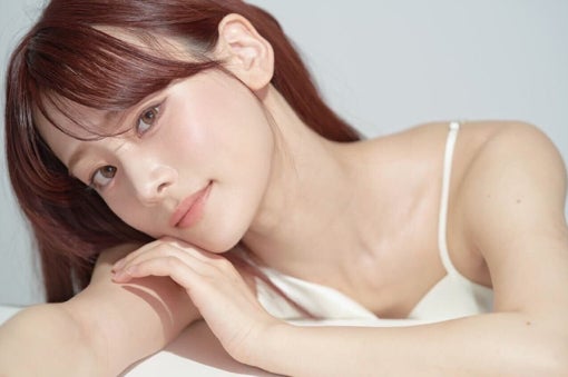 「ライブ配信で1億円稼いだ」ことでも知られるタレントの福岡みなみさん監修の香りをご本人から紹介いただきます!