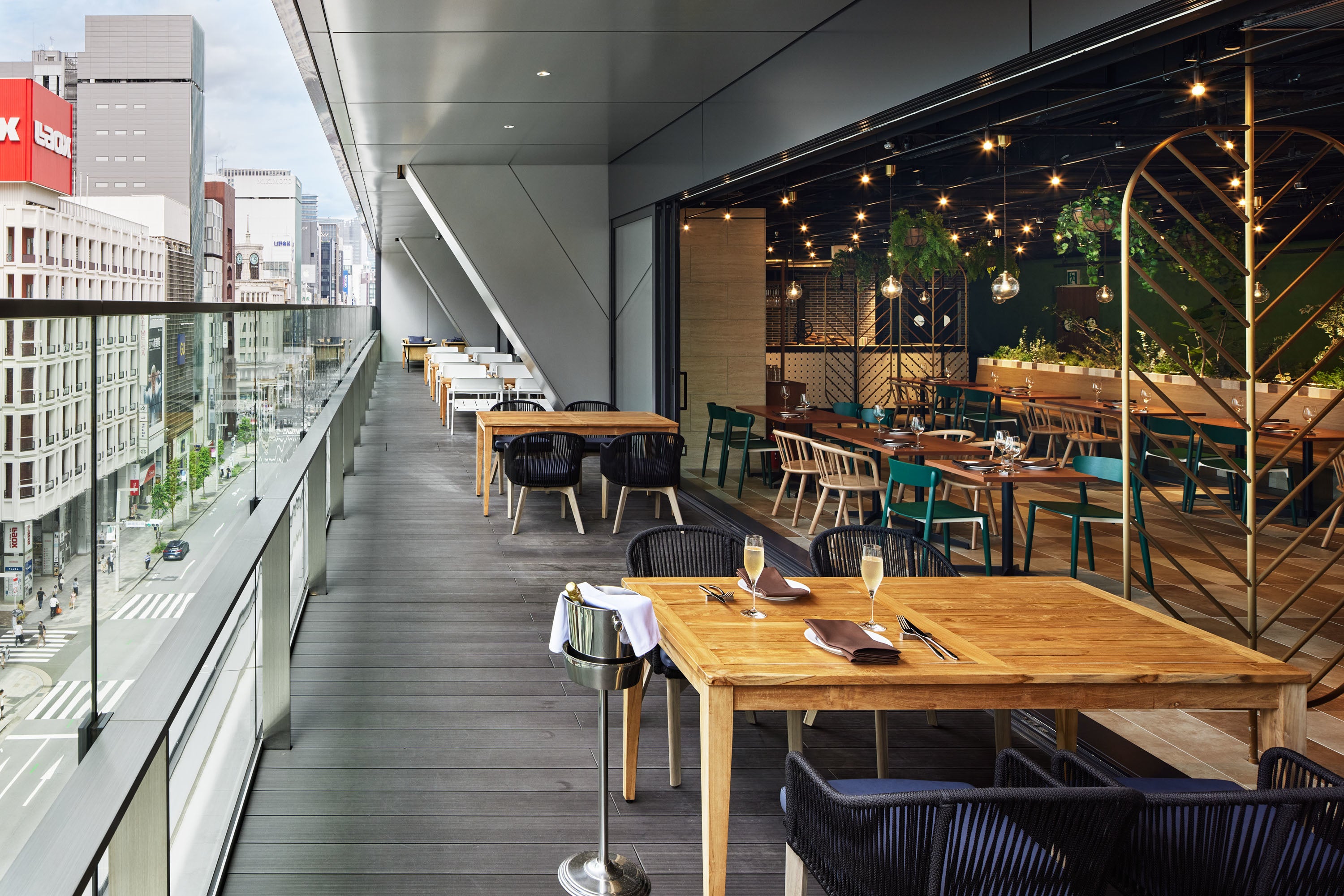 中央通りを見下ろすイータリー銀座店テラス