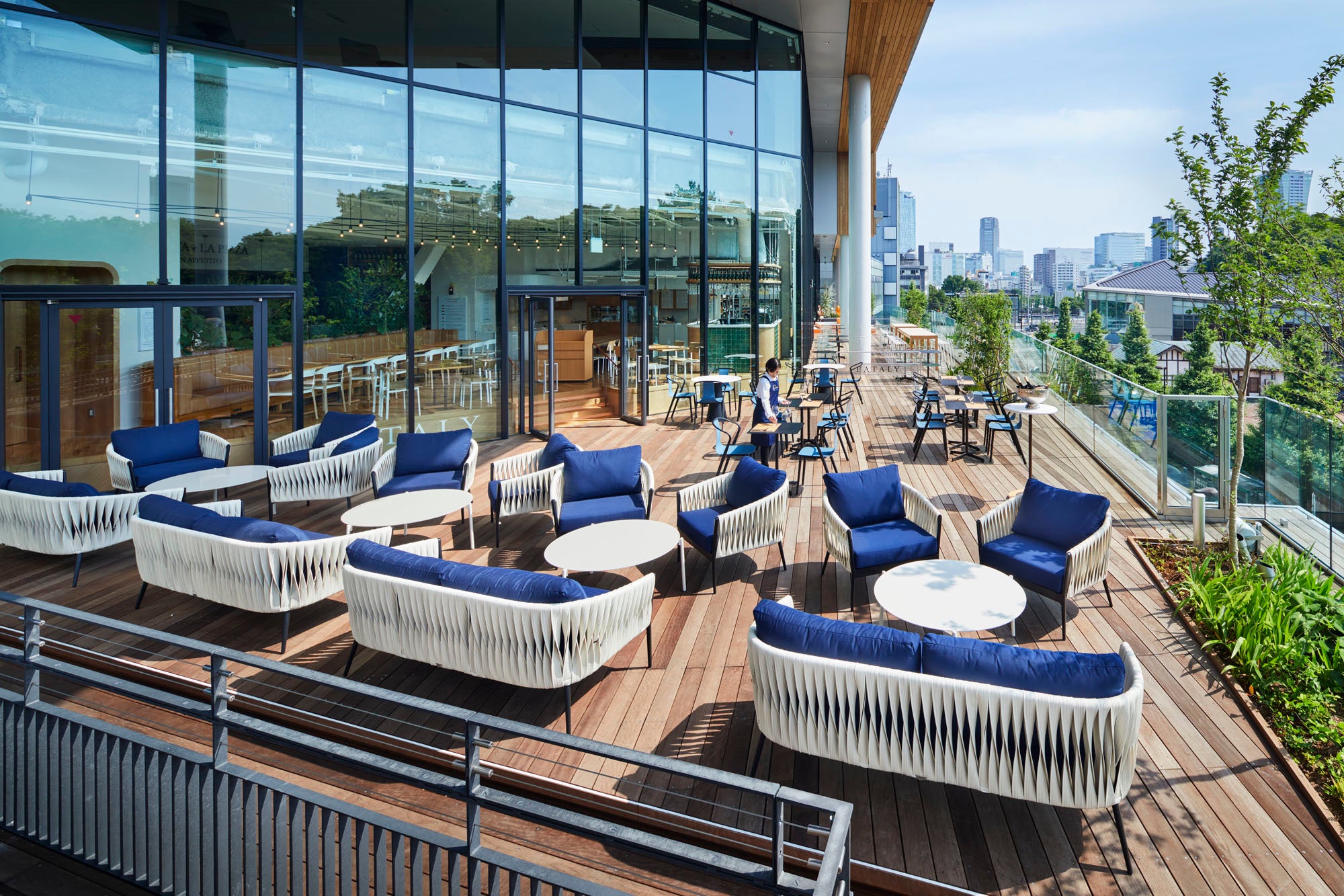 明治神宮を見渡せるイータリー原宿店テラス