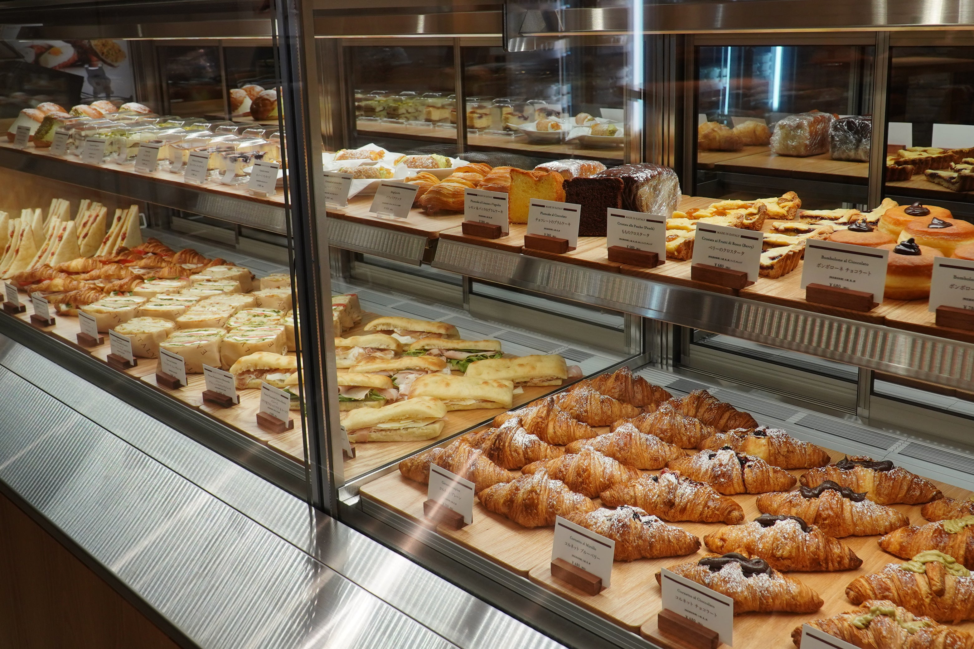 イータリー丸の内店のエントランスカウンターがリニューアルオープン！充実のメニューで、店内でのお食事からテイクアウトまで、本格イタリアンをもっと身近に。