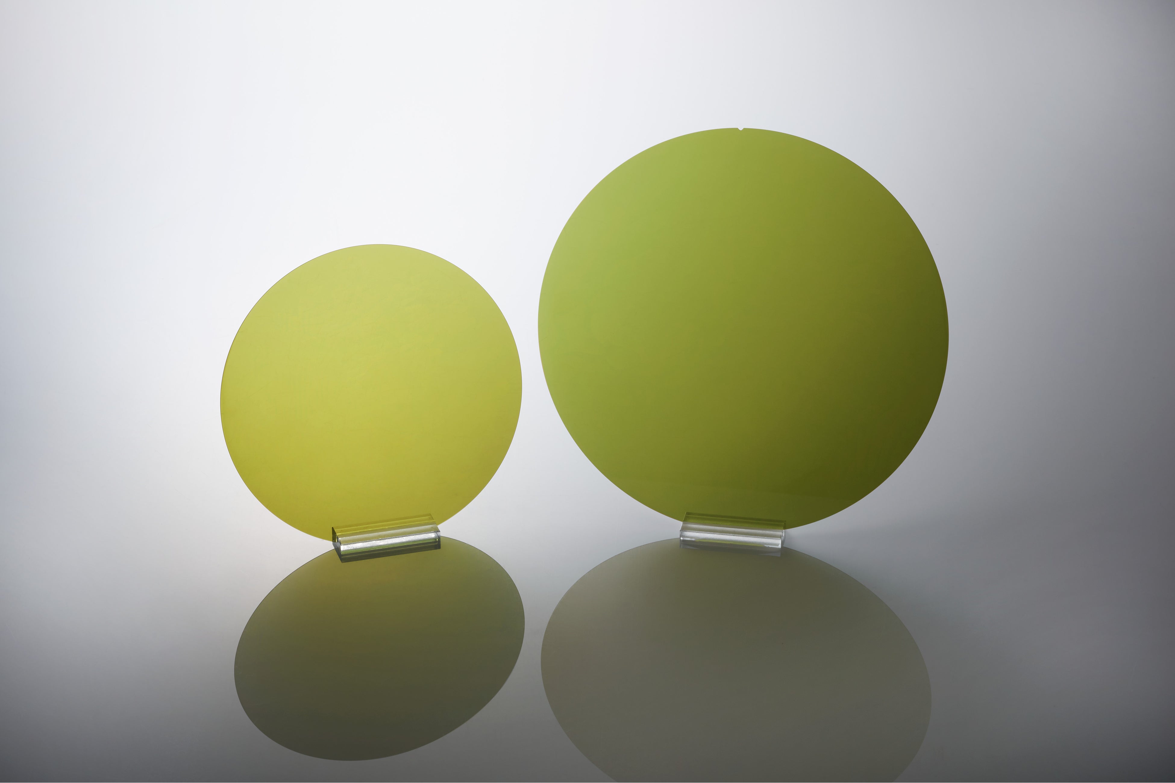 SiCエピタキシャルウェハー(左が150mm、右が200mm)