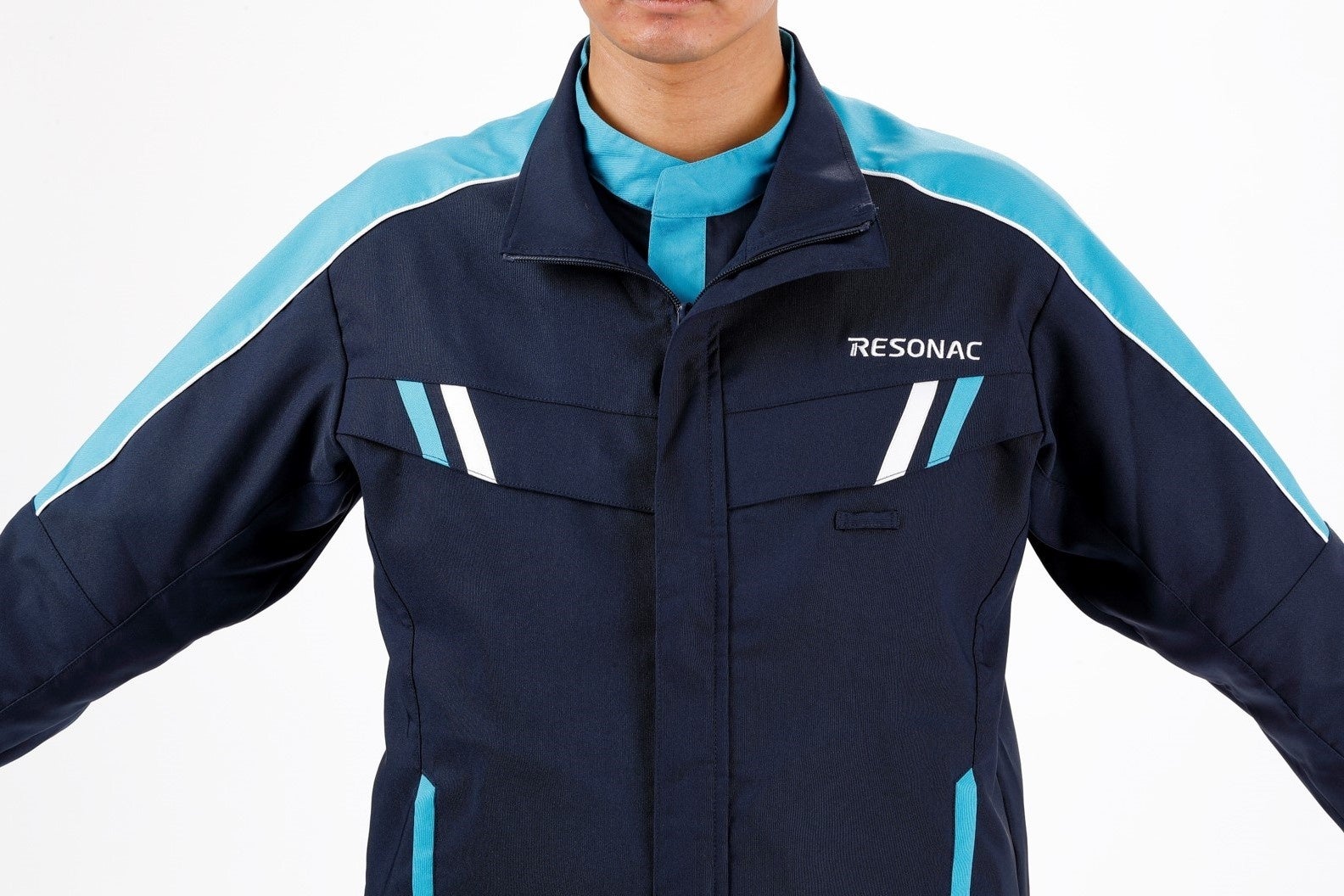 肩から袖へつなげたレゾナックブルーのライン