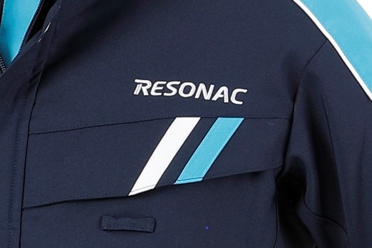 内側から外側へ広がる2本のライン