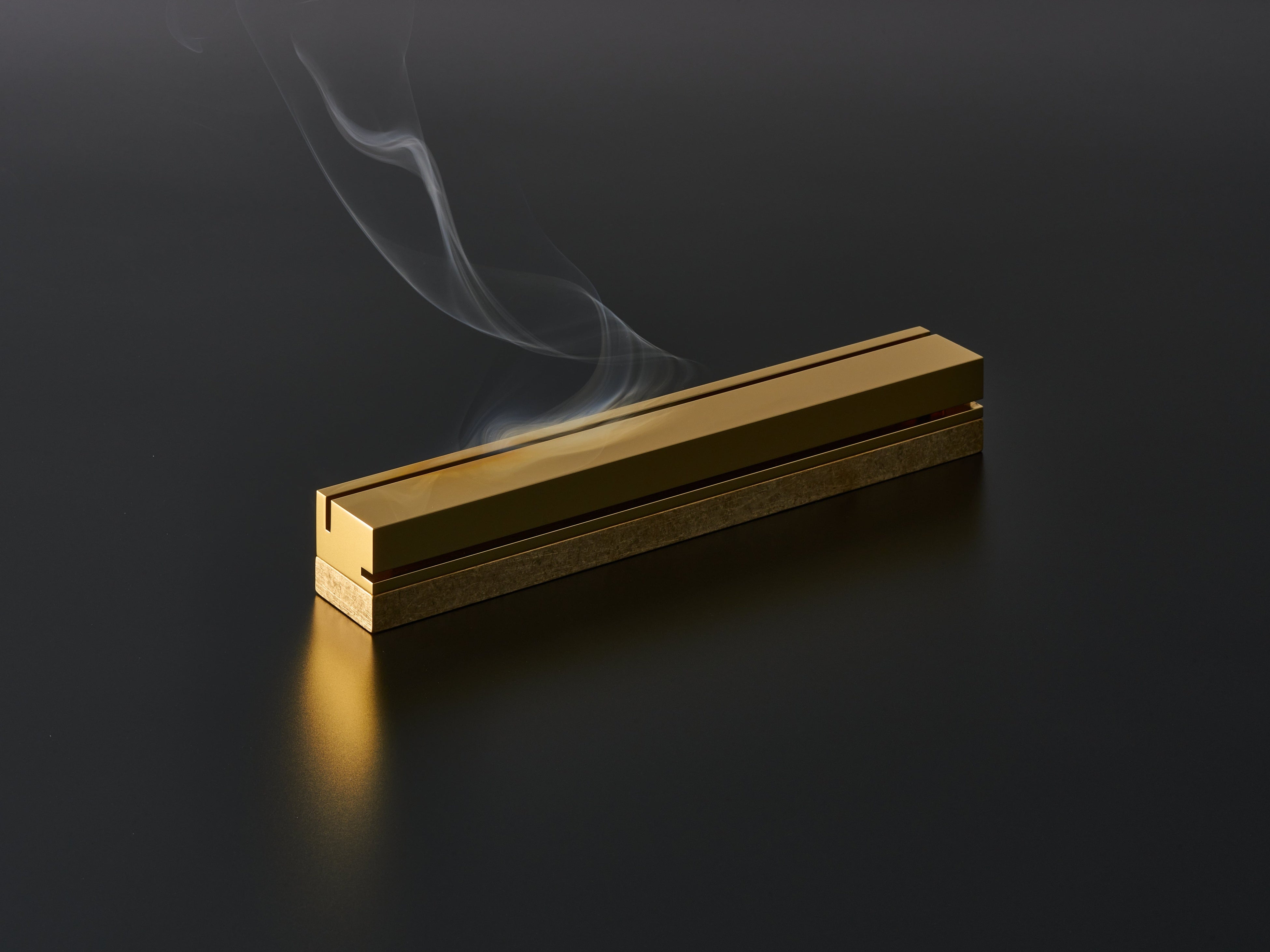 直線で構成されたフォルムと香煙とのコントラストが特徴的。真鍮