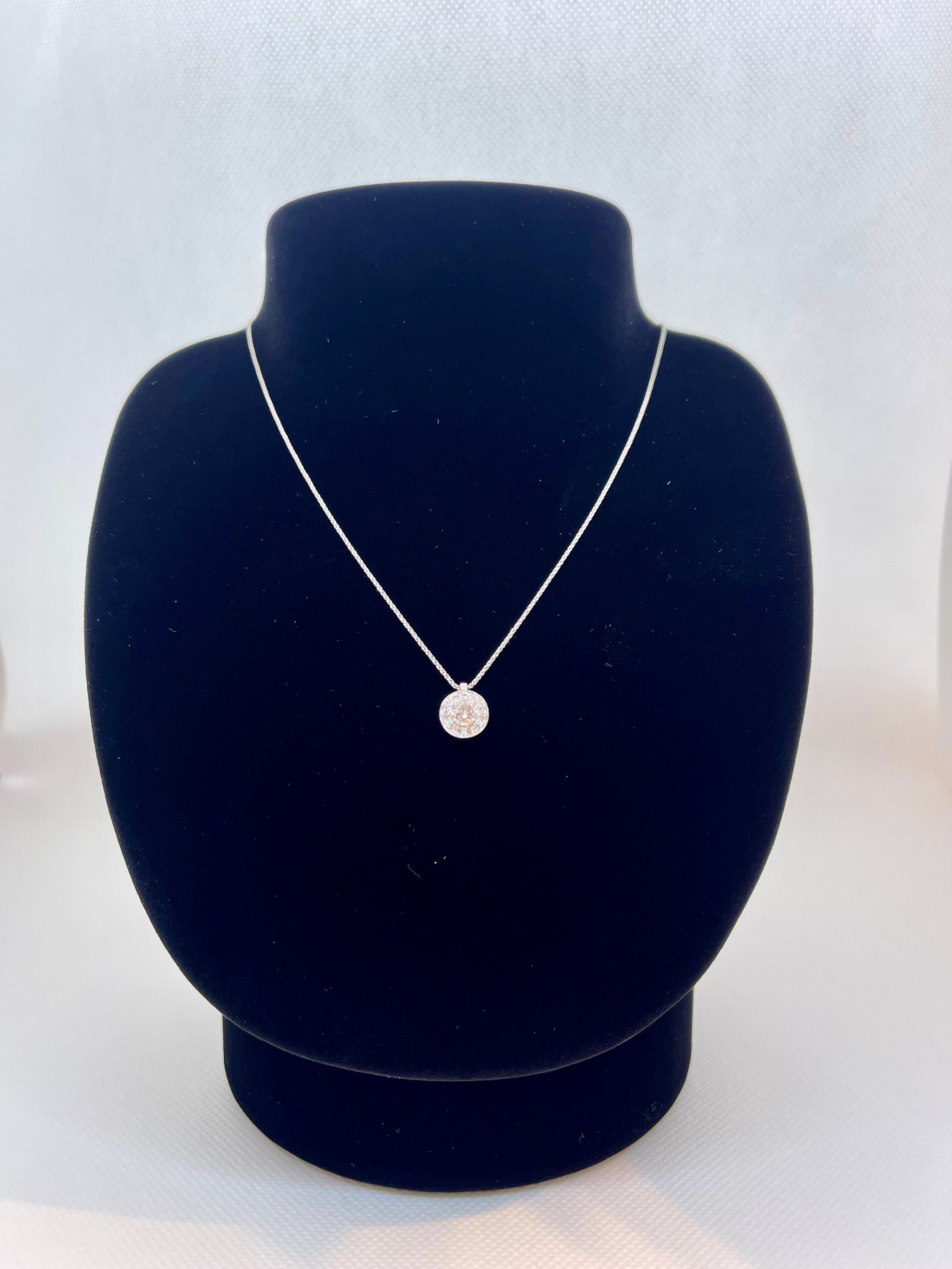 ラウンドブリリアントカットのネックレス