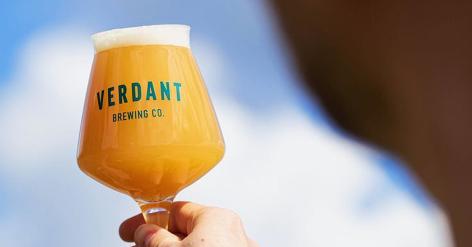 青空の下で飲むビールは最高！