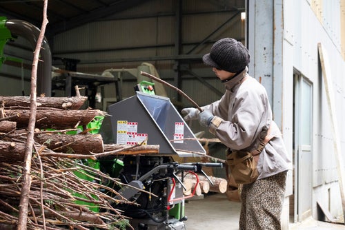 放置林の間伐材を粉砕加工