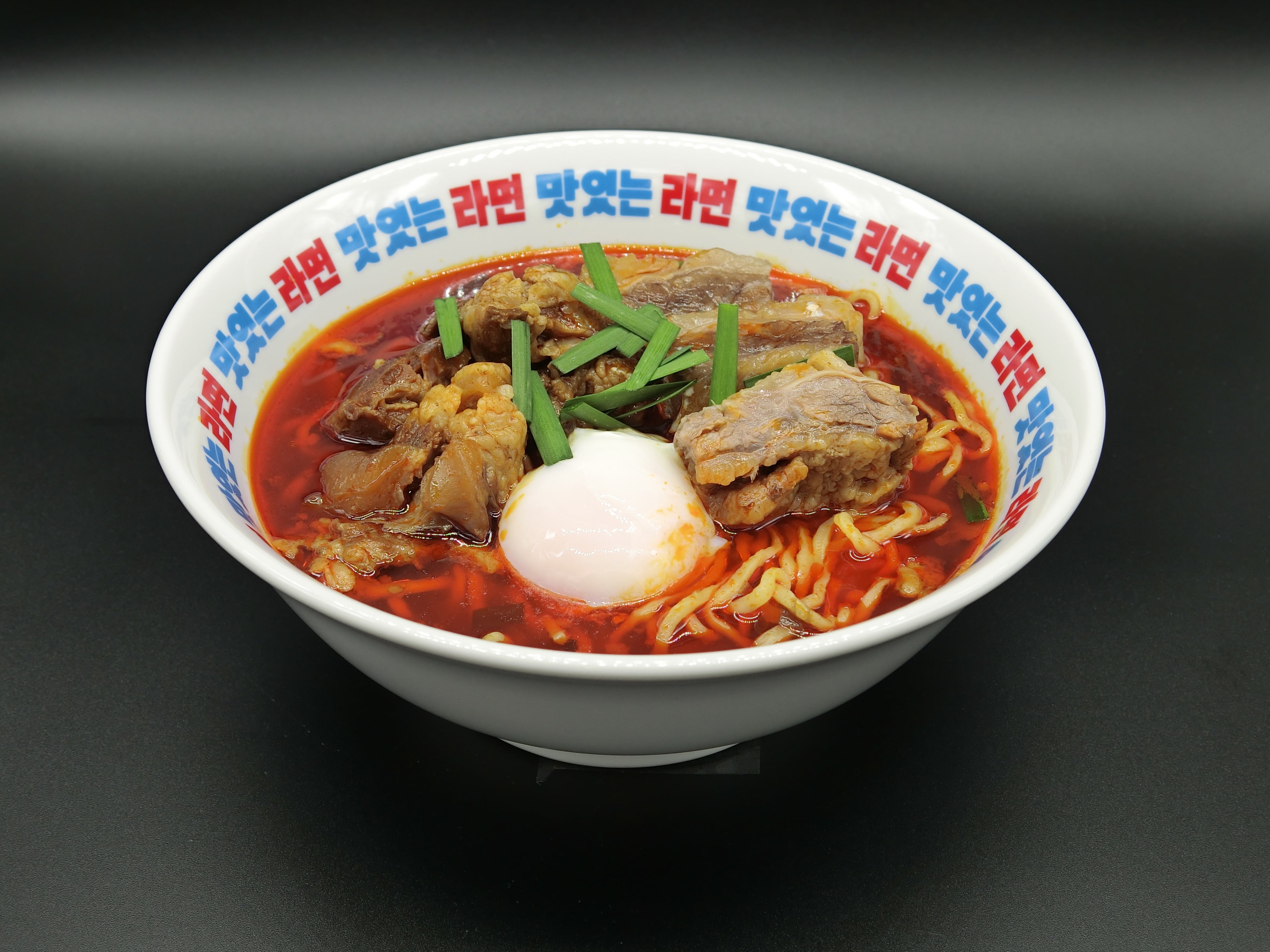 ユッケジャンラーメンの「牛肉ゴロゴロ旨辛牛赤麺」