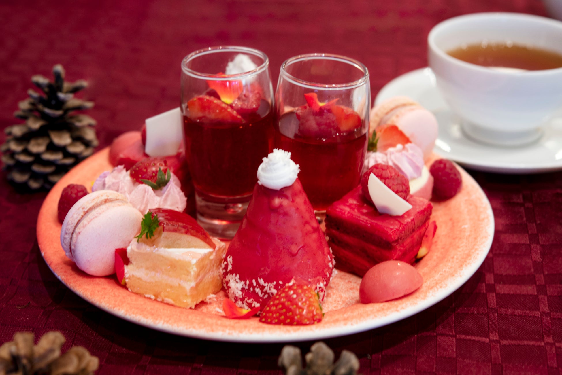 上段(デザート):りんごのケーキ、バラのマカロン、グレナデンのゼリーとフリュイルージュ、ルビーチョコのボンボンショコラ、サンタの帽子ムース、ピンクペッパーのスコーン、ラズベリーのコンフィチュール添え、ラズベリーのオペラ