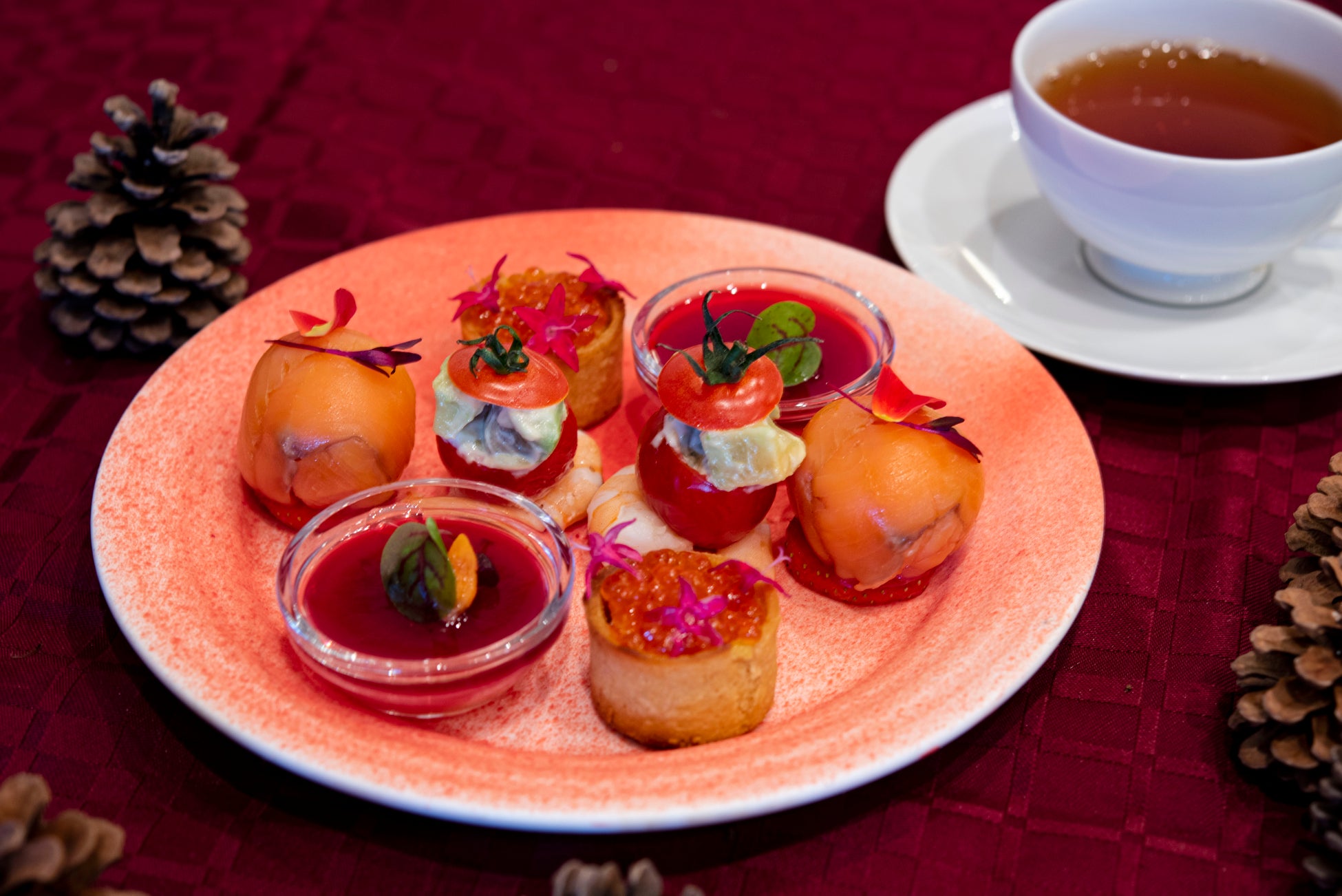 中段(軽食):苺のリゾットとスモークサーモントラウトの球体、蟹のキッシュ いくら飾り、ビーツの香りのコンソメ・ジュレと人参のムース、小海老とアボカドのサラダ