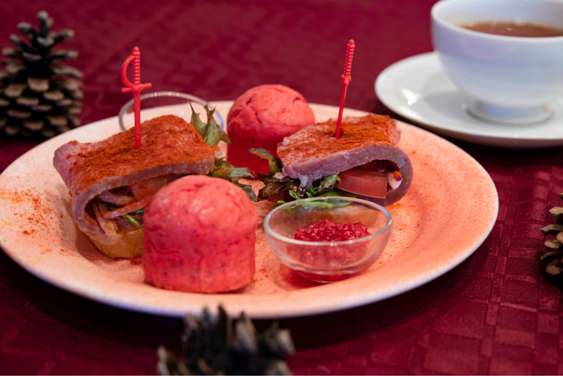 下段(軽食):ローストビーフのタルティーヌ