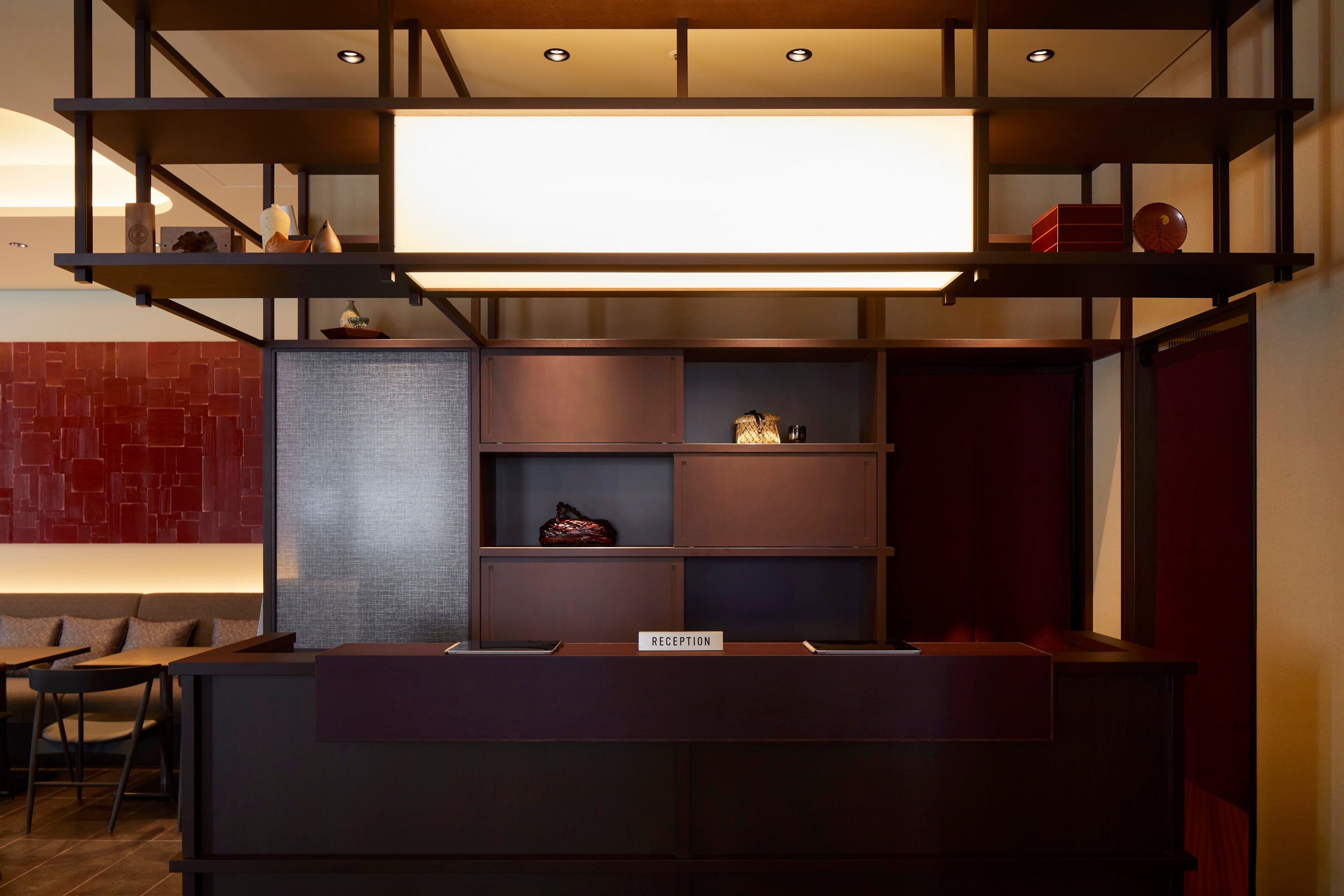 祇園祭の舞台となる京都のメインストリート四条通りに面したアゴーラ 京都四条。まちの人が気軽に訪れるような町屋のエッセンスを意識した佇まい