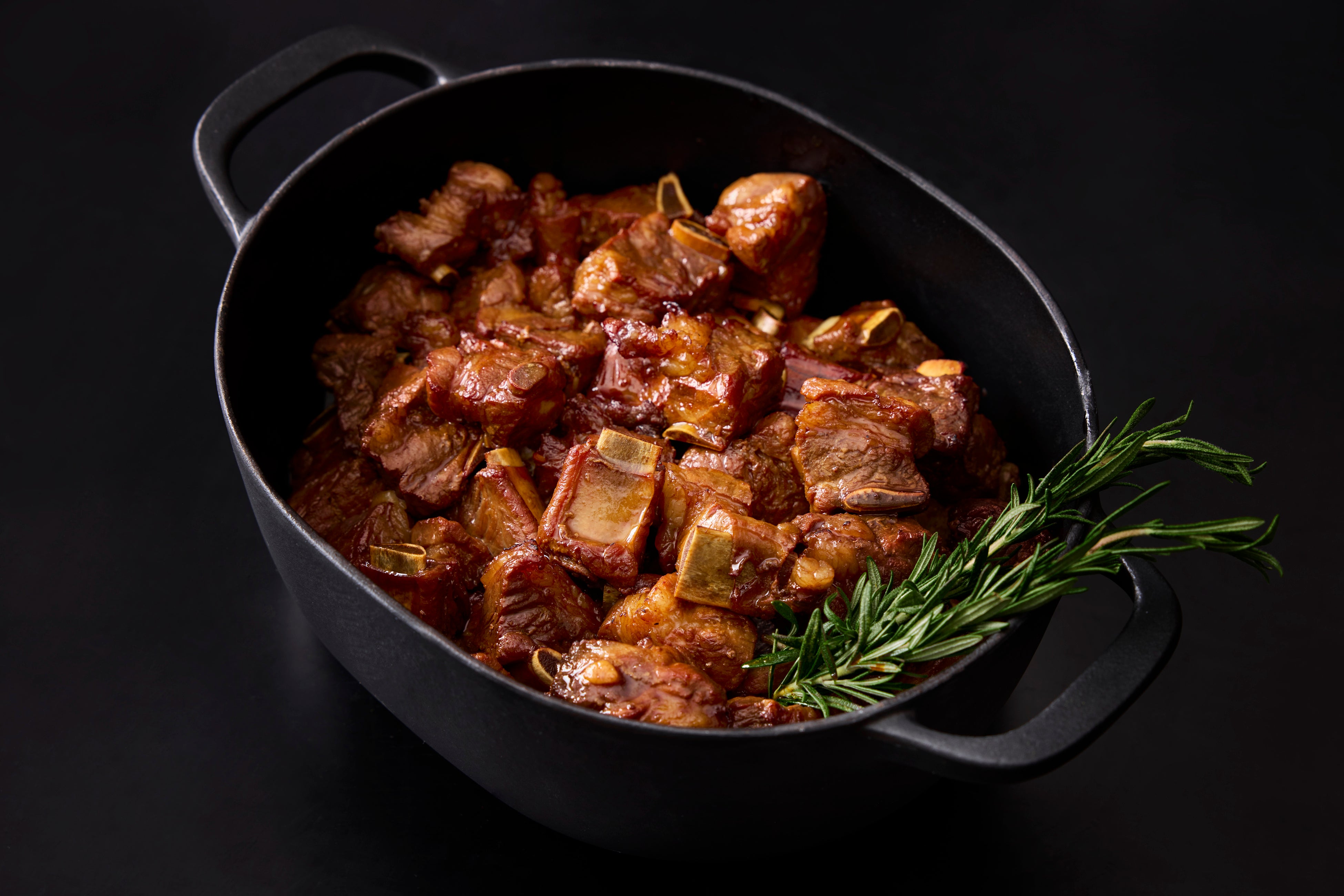 鮮やかな照りが目を惹く骨付きスペアリブ