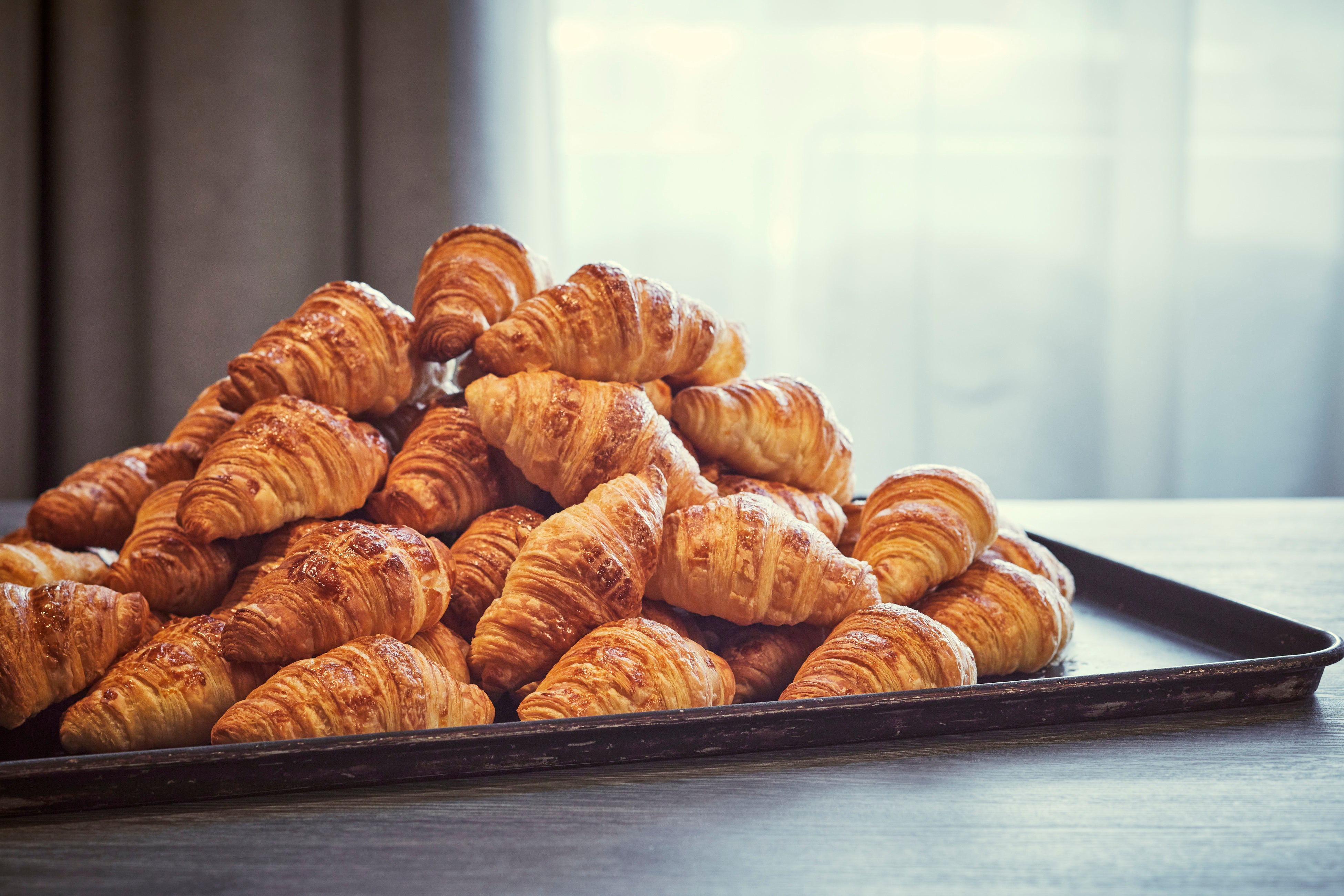 ビュッフェボードに山盛りのクロワッサン