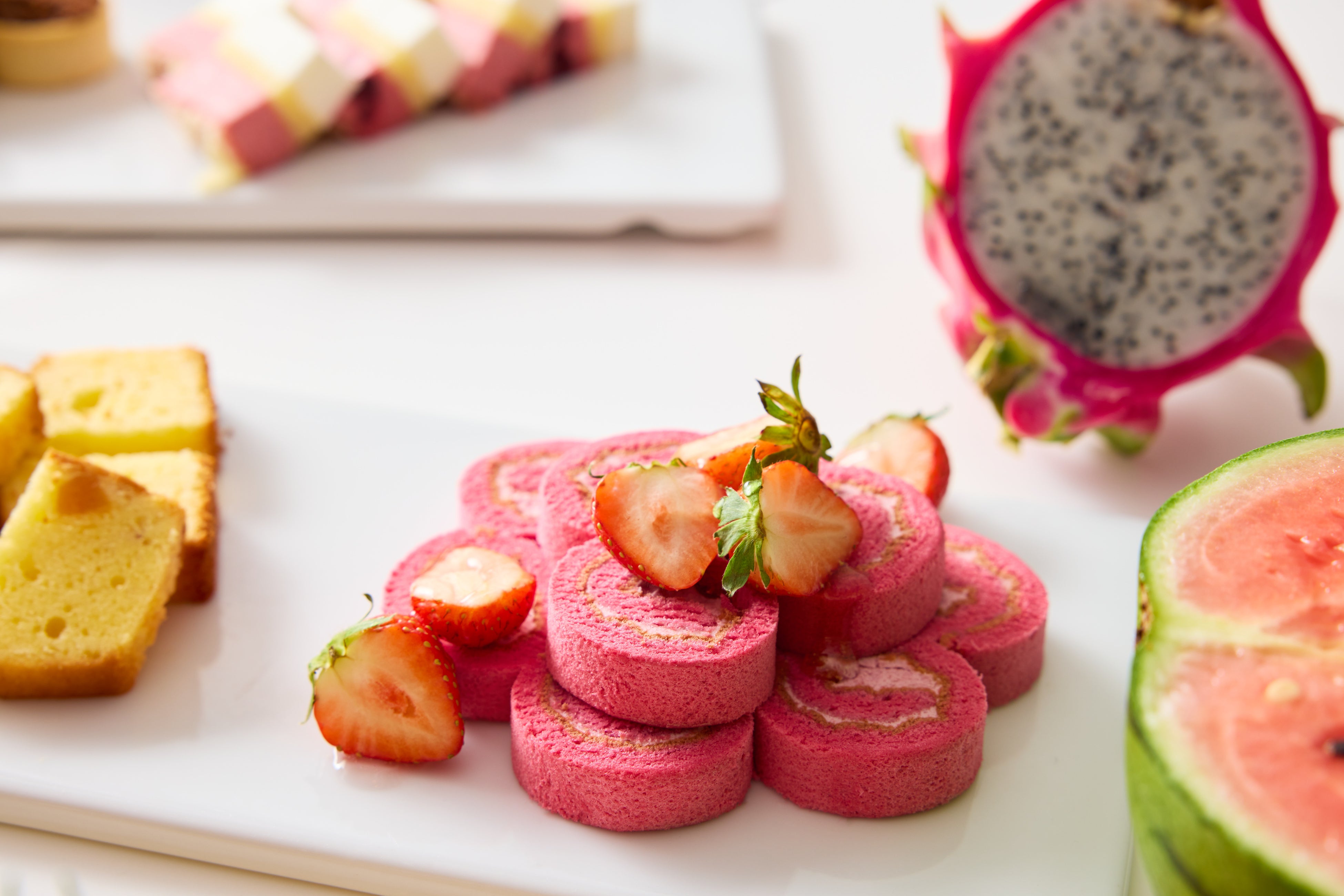 デザートやフルーツ、色とりどりのメニューが勢揃い