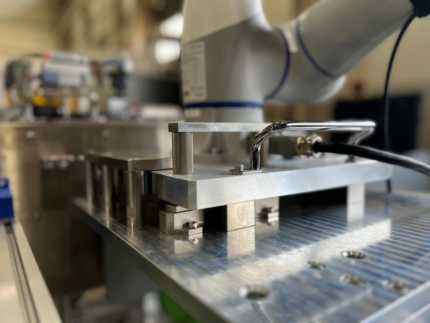 ロボット取付プレートストッパー