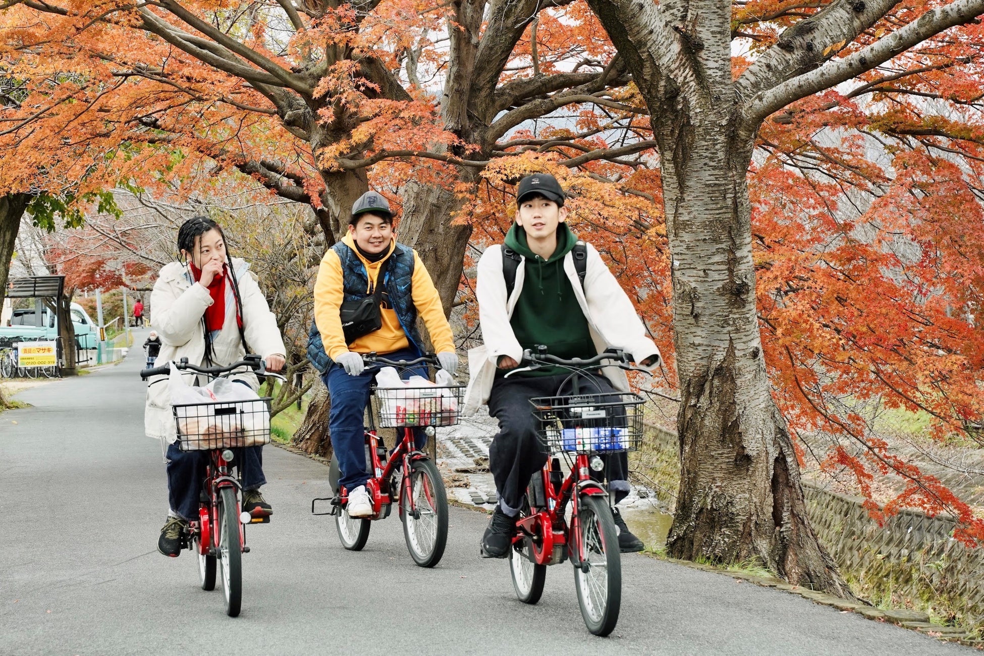 自転車は、誰もが親しむ「日常の乗り物」であり、 外から訪れた人々が地域の中に入っていくのに適した乗り物です。 また、自転車は、誰かと一緒に乗っていると、近すぎず遠すぎない心地よい距離感で人と交流できます