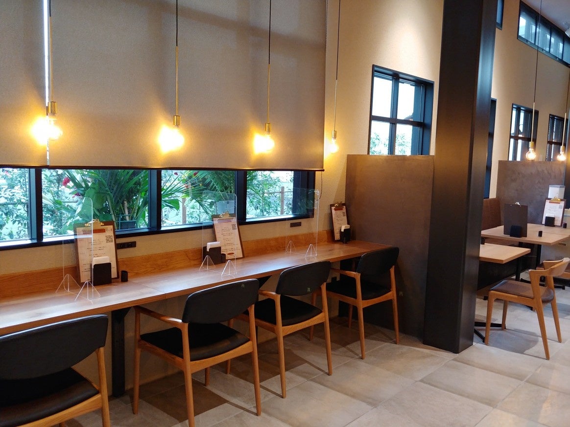 ゆっくりとくつろげるカウンター席