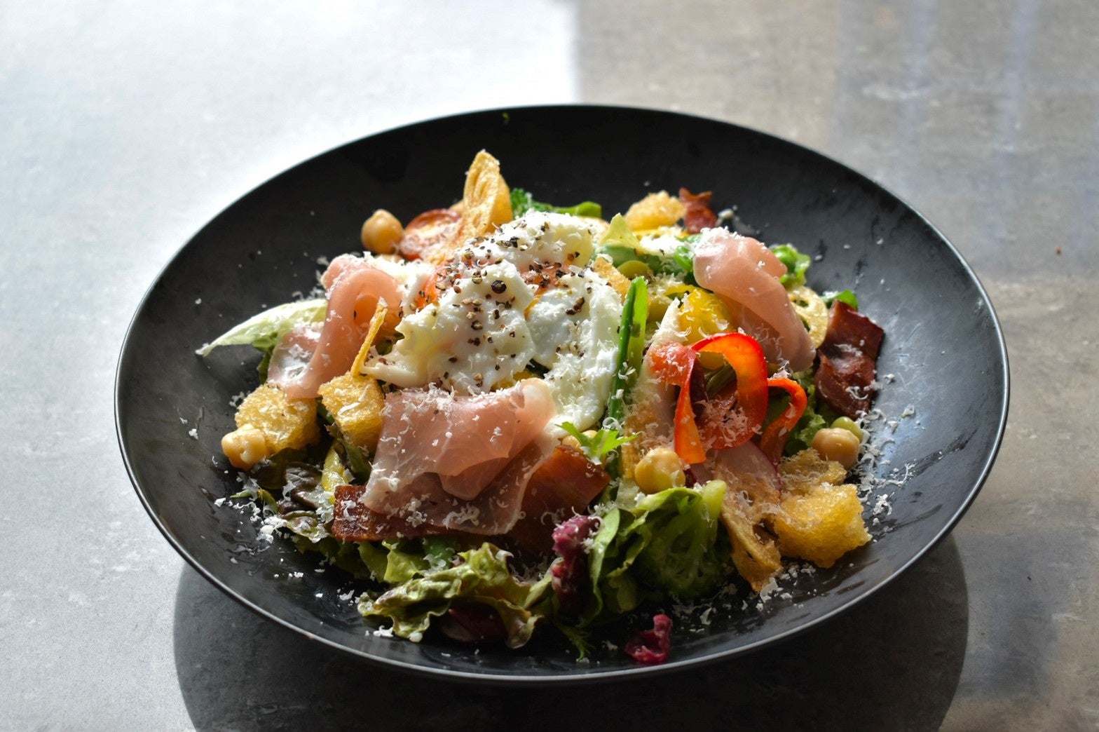 生ハムと温度卵のサラダ