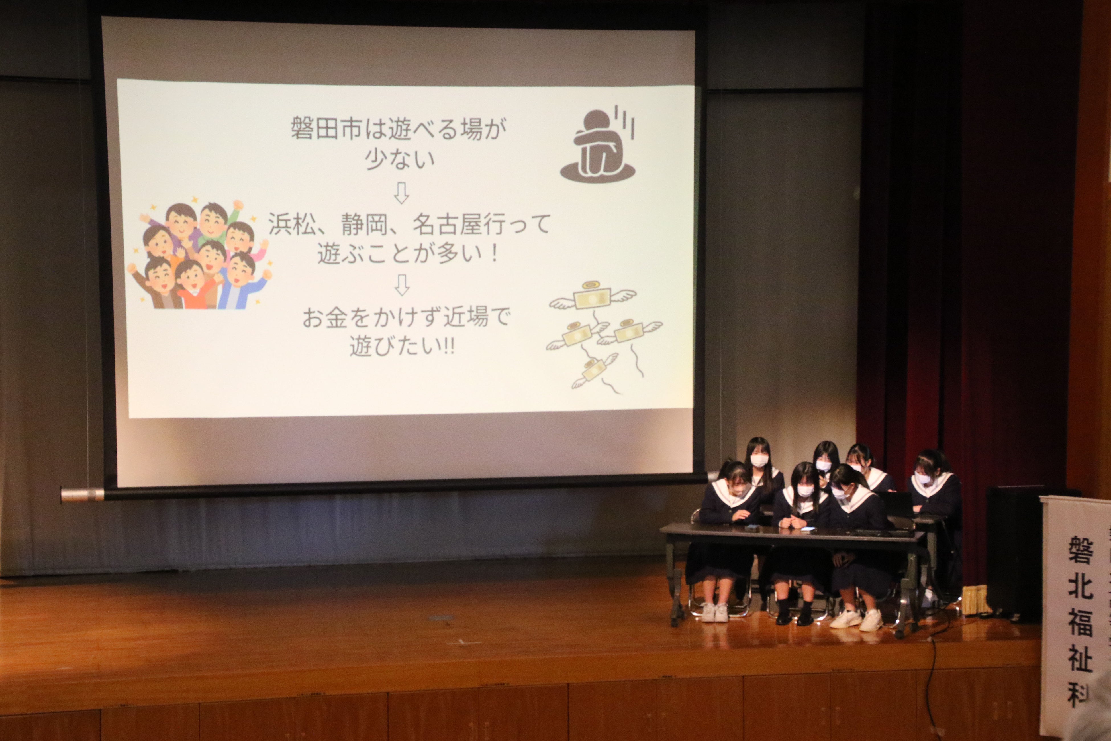 研究成果を発表する高校生