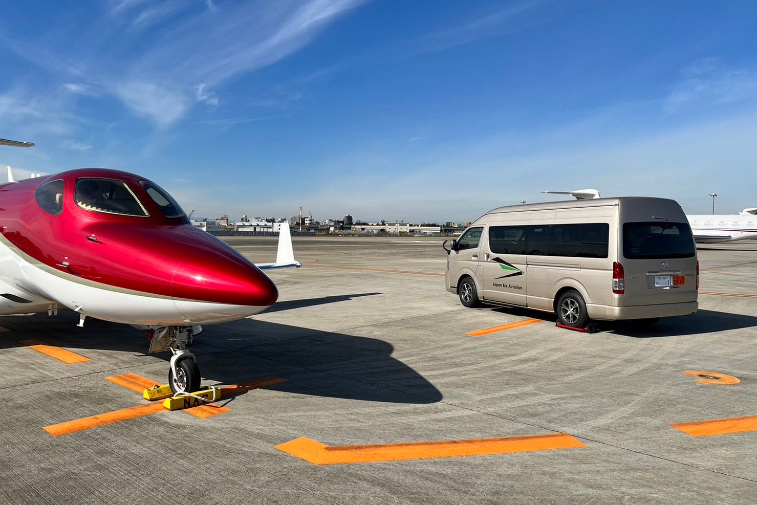 羽田空港出発時　JBZハンドリングカーで機側までご案内いたします