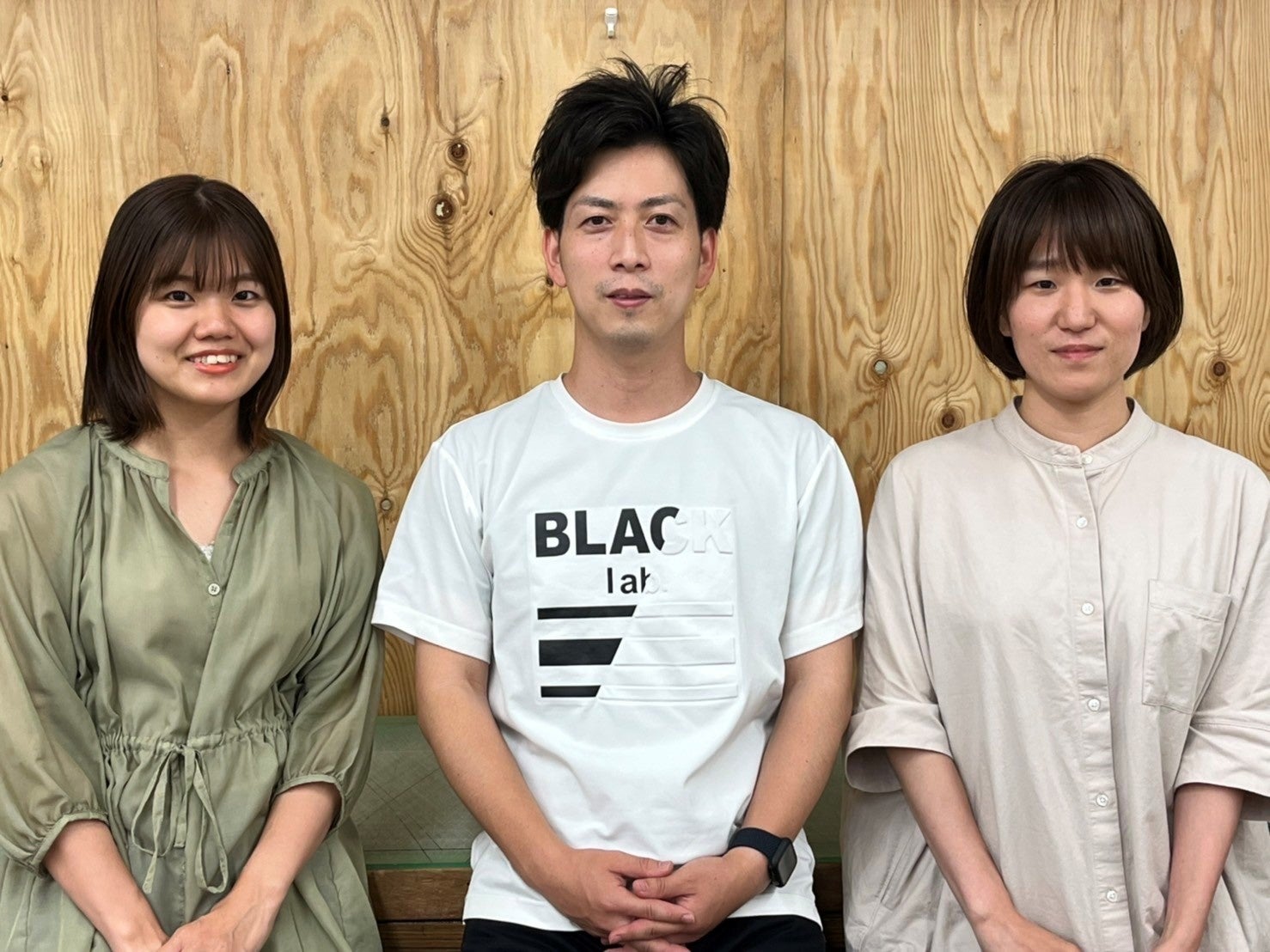 若手傘職人（左から飯田、大谷、東）