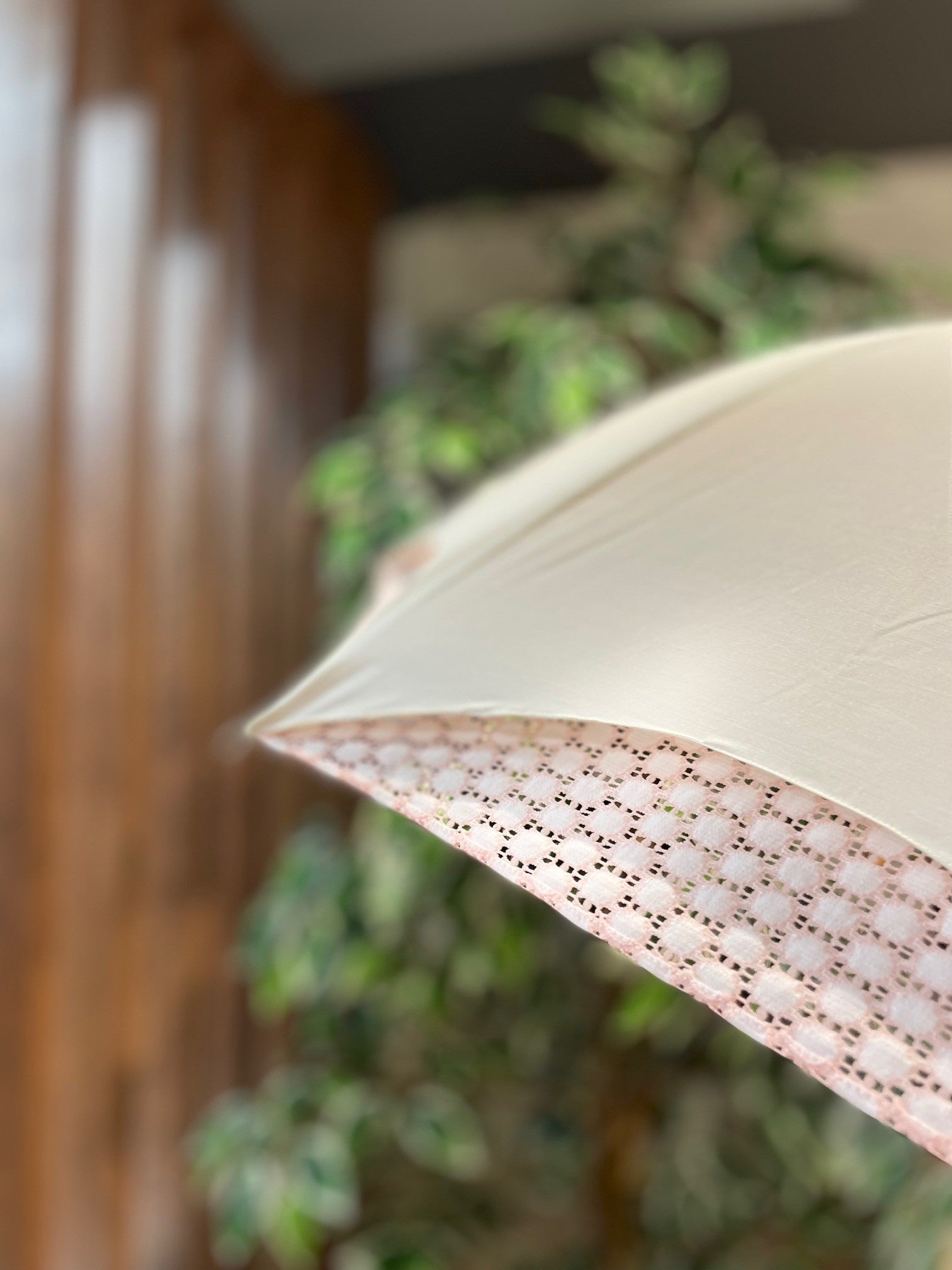 傘の内側に生地を張った二重のデザインが特徴の「かわず張り」は職人の高い技術を要する。