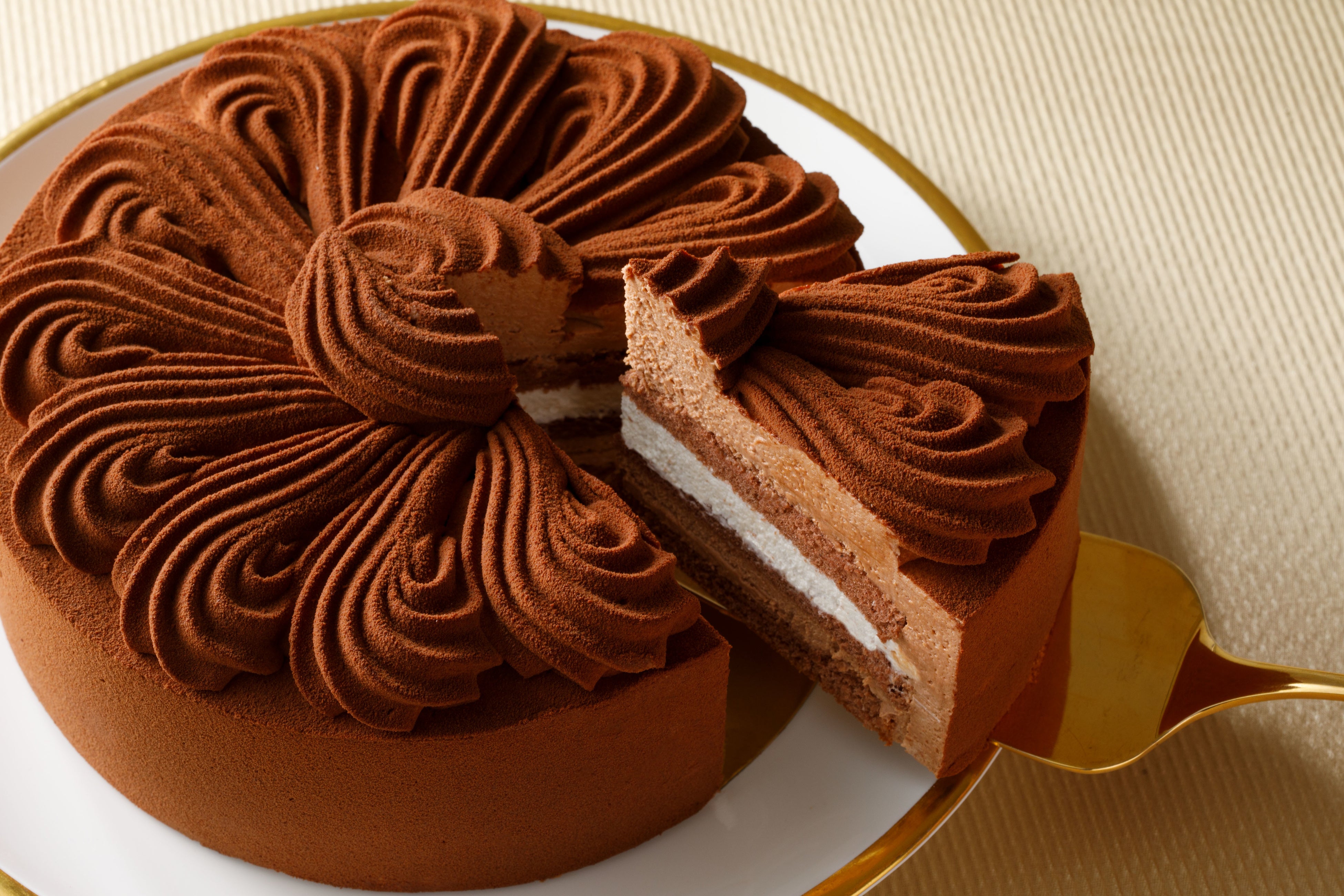 定番人気のチョコレートムースケーキ