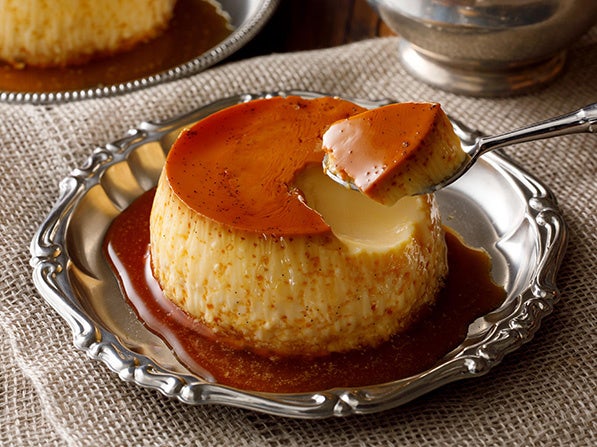 なめらかな食感で人気の高い「FLOのこだわり焼きプリン」