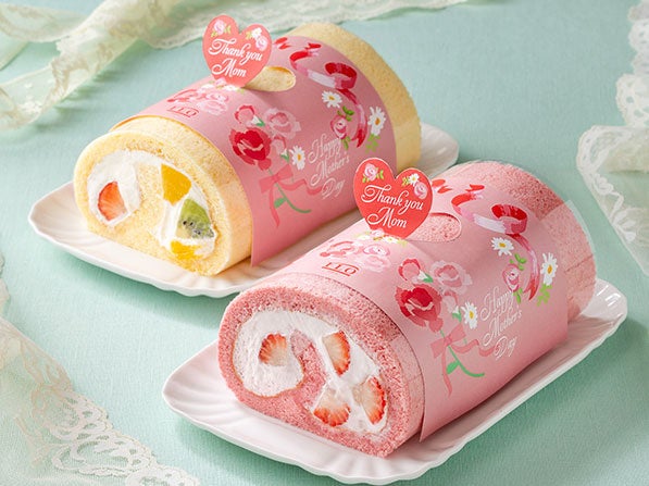 （奥）フルーツロールケーキ　（手前）苺づくしのロールケーキ