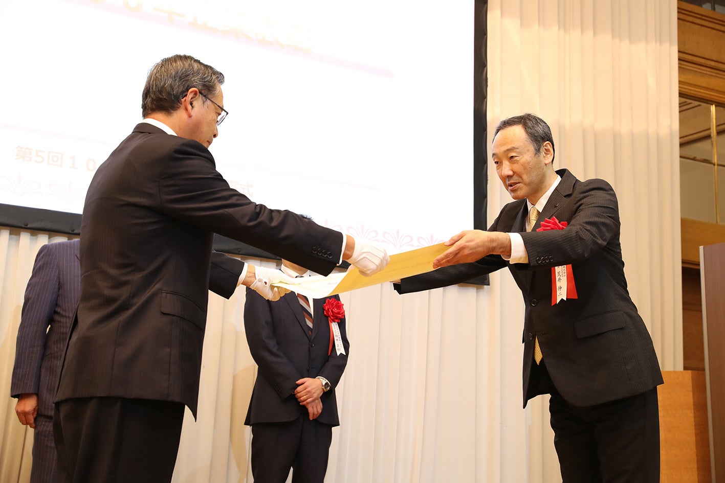 12月8日(水)東武ホテルレバント東京で行われた贈与式（提供：日刊工業新聞社）