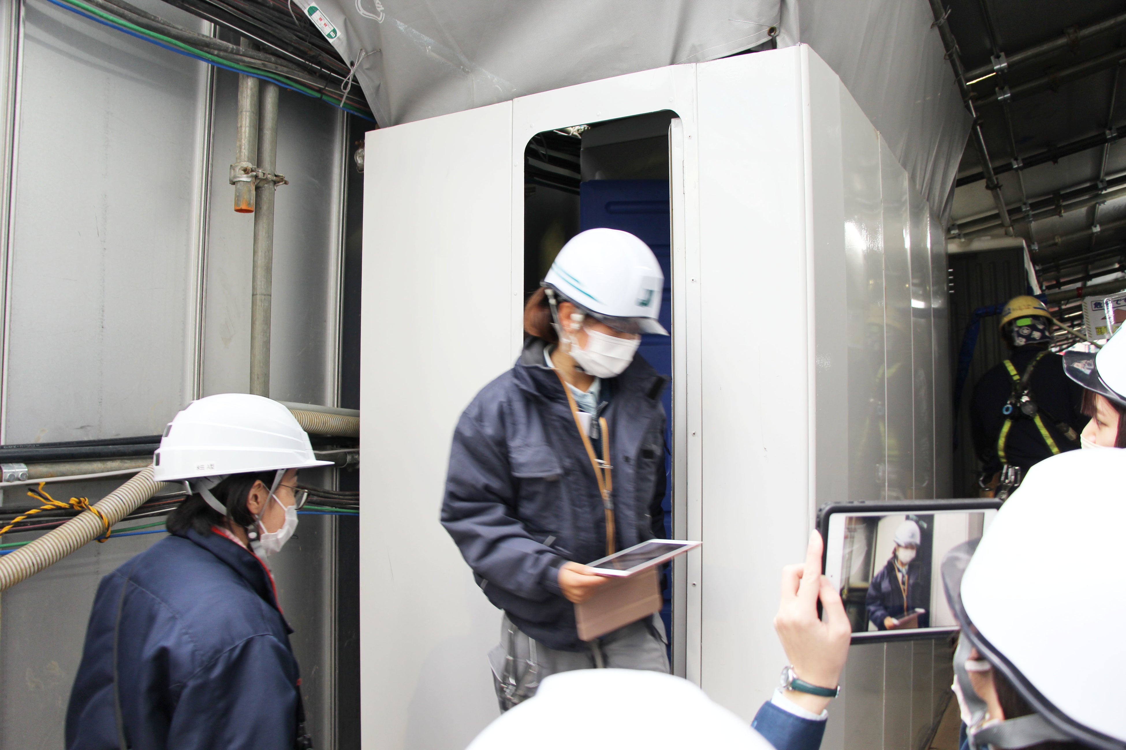 女性用トイレを確認する様子