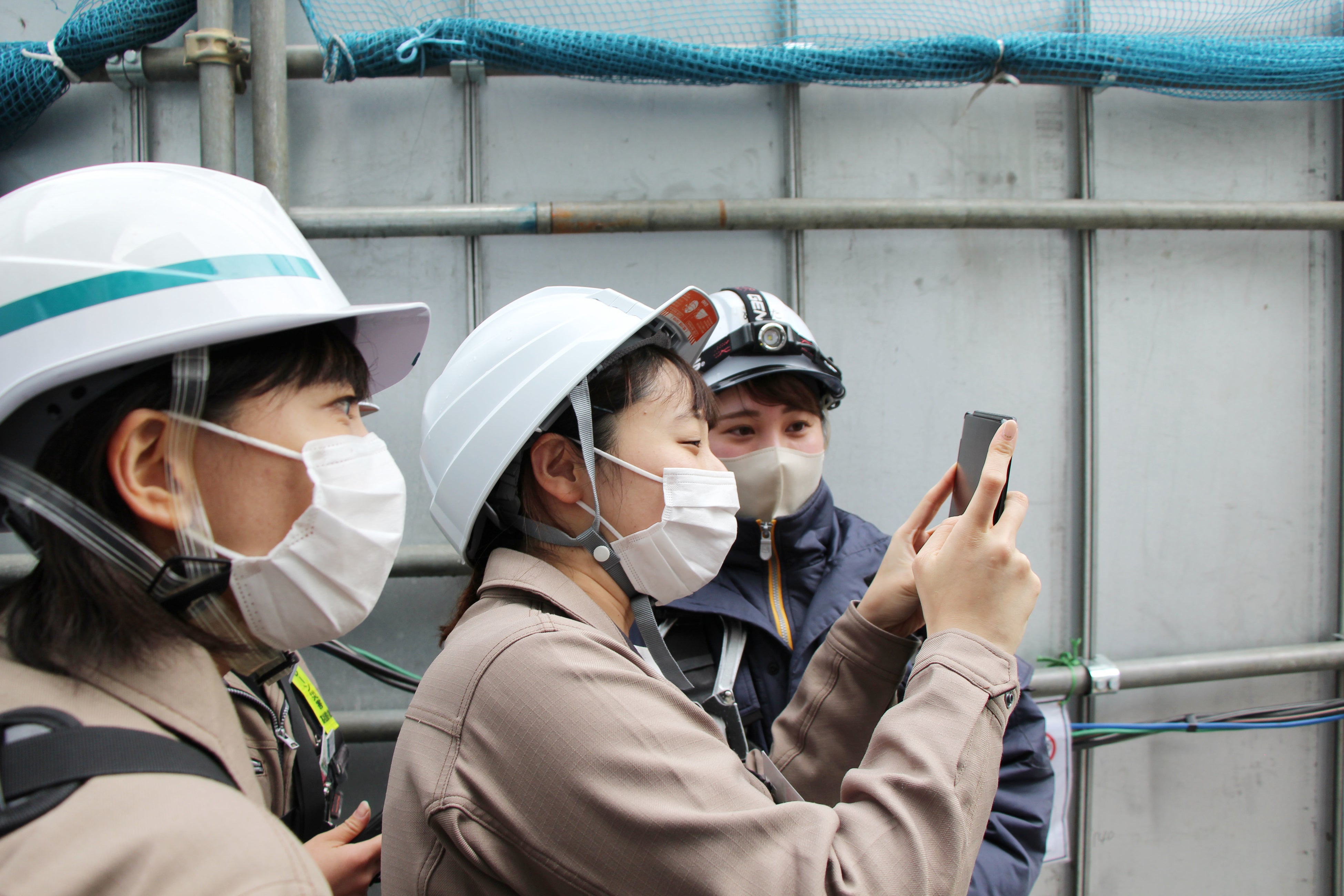 現場を撮影するけんせつ小町