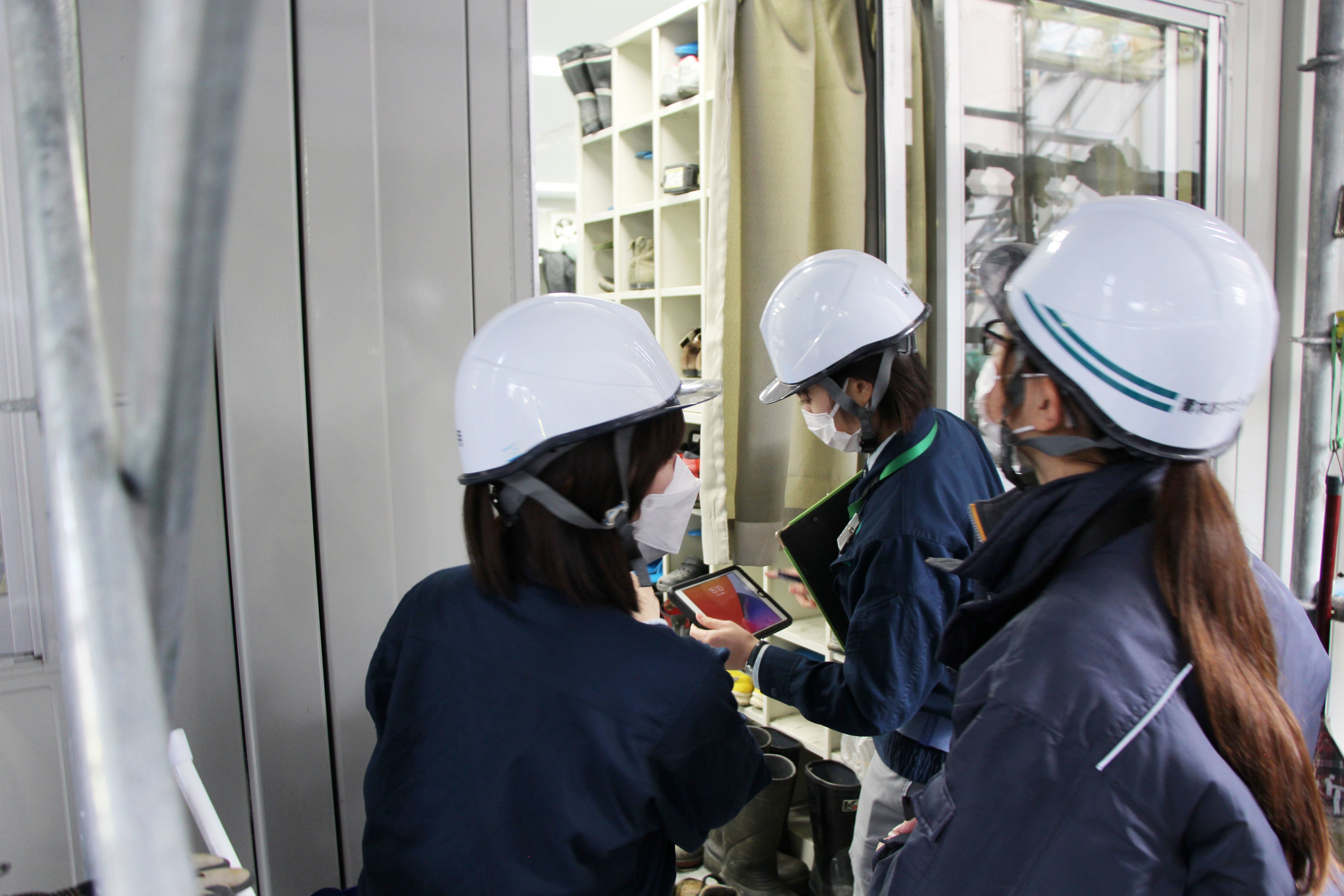 休憩所の整頓状況を確認する様子