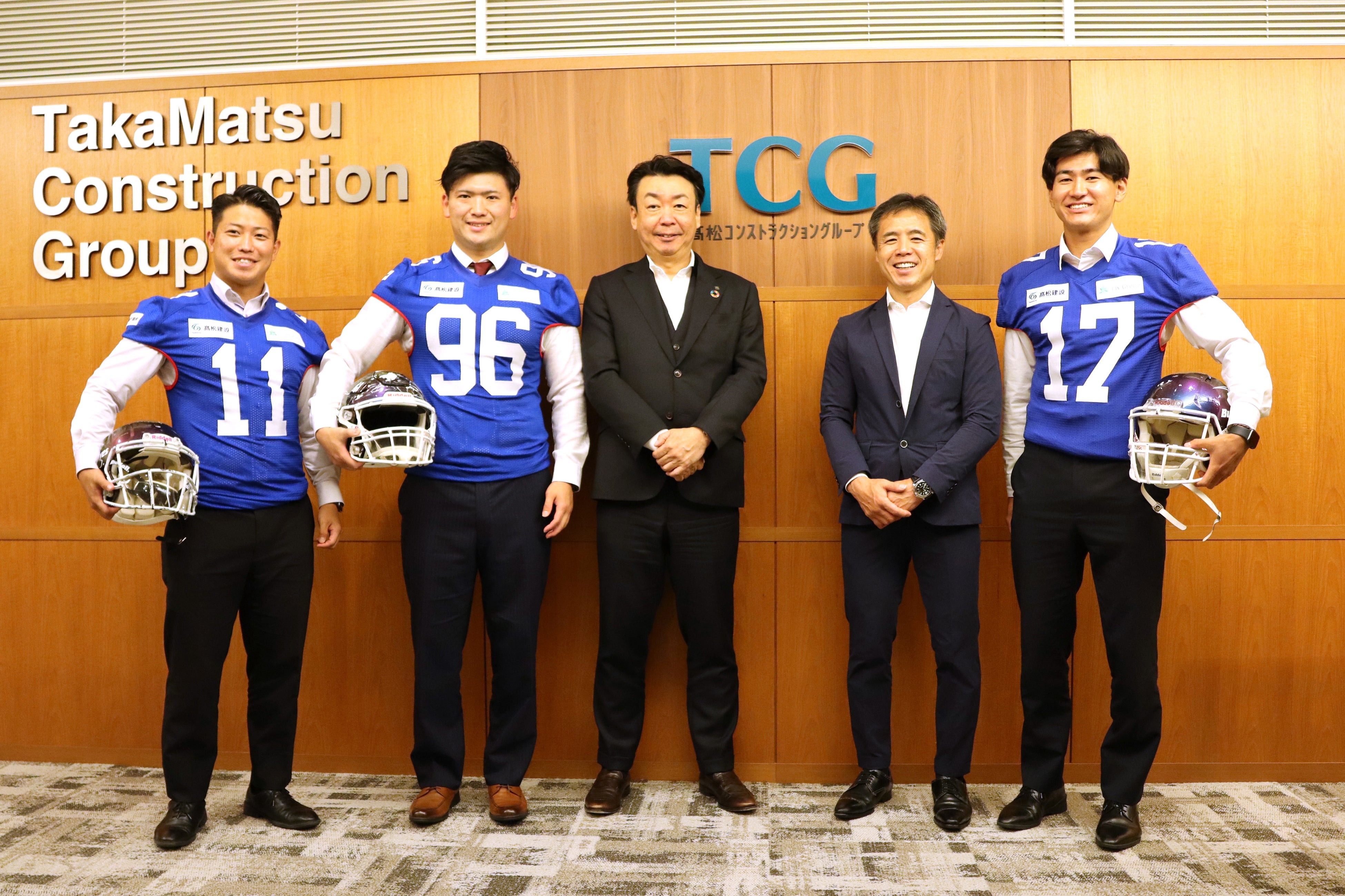 左から高橋選手（髙松建設社員）、住谷主将、髙松社長、岸原代表／GM、沖塩選手（髙松建設社員）