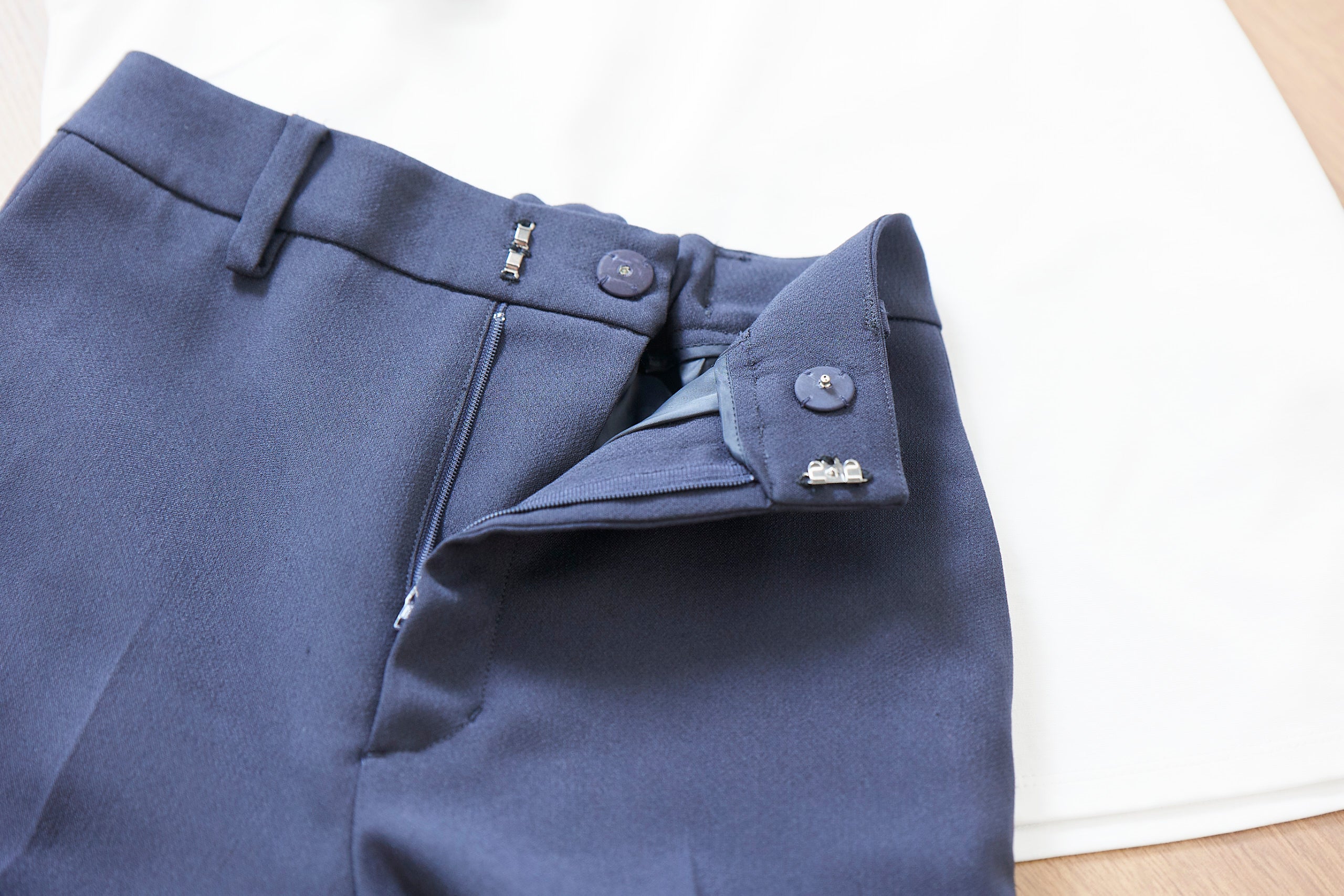 美シルエットのヘルシーテーパードパンツ ボタン