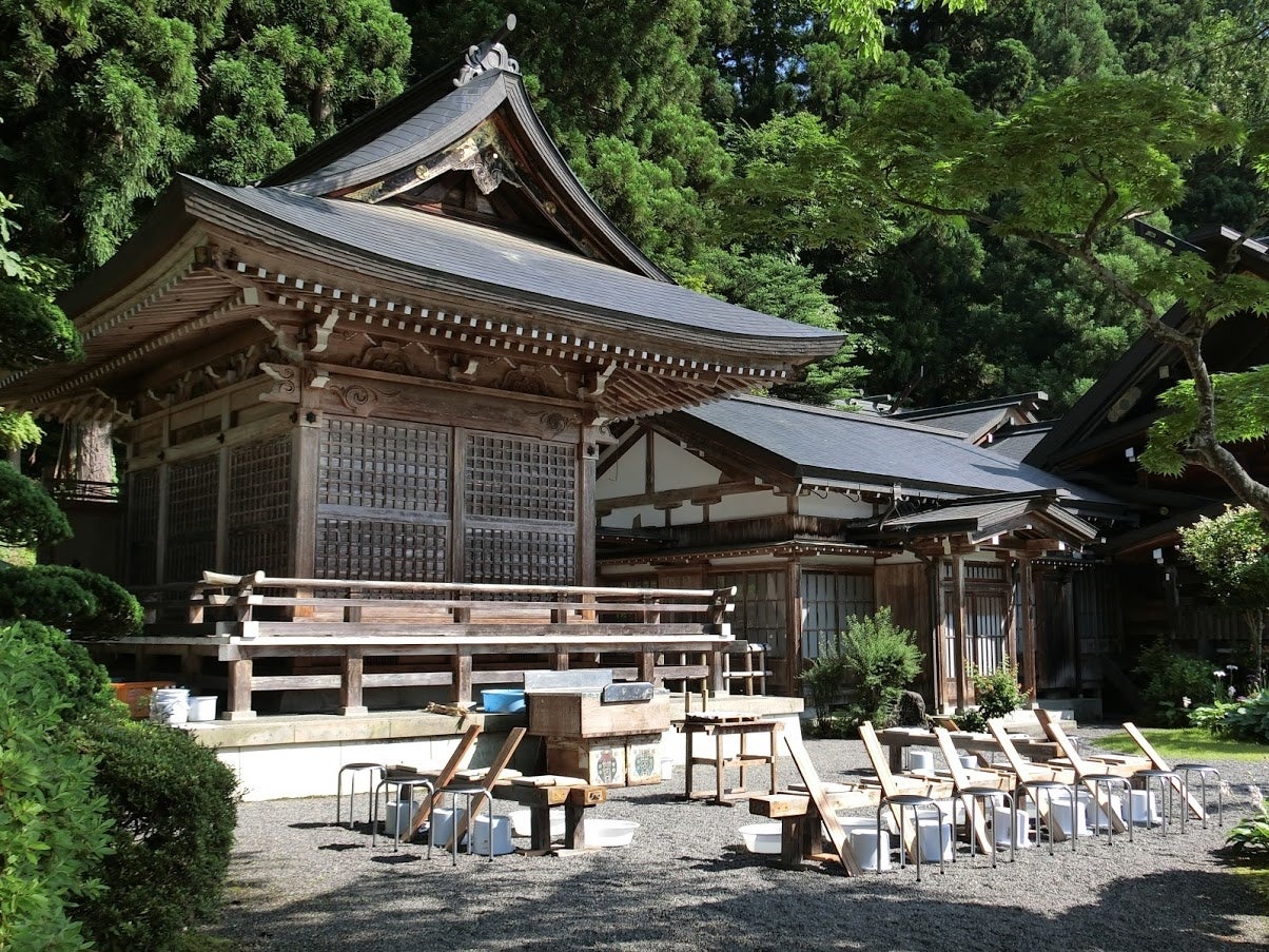 神楽殿での紙漉き