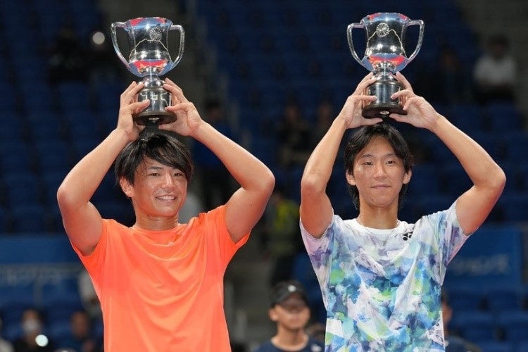 写真左が渡邉　©2023鯉沼宣之（Tennis.jp）