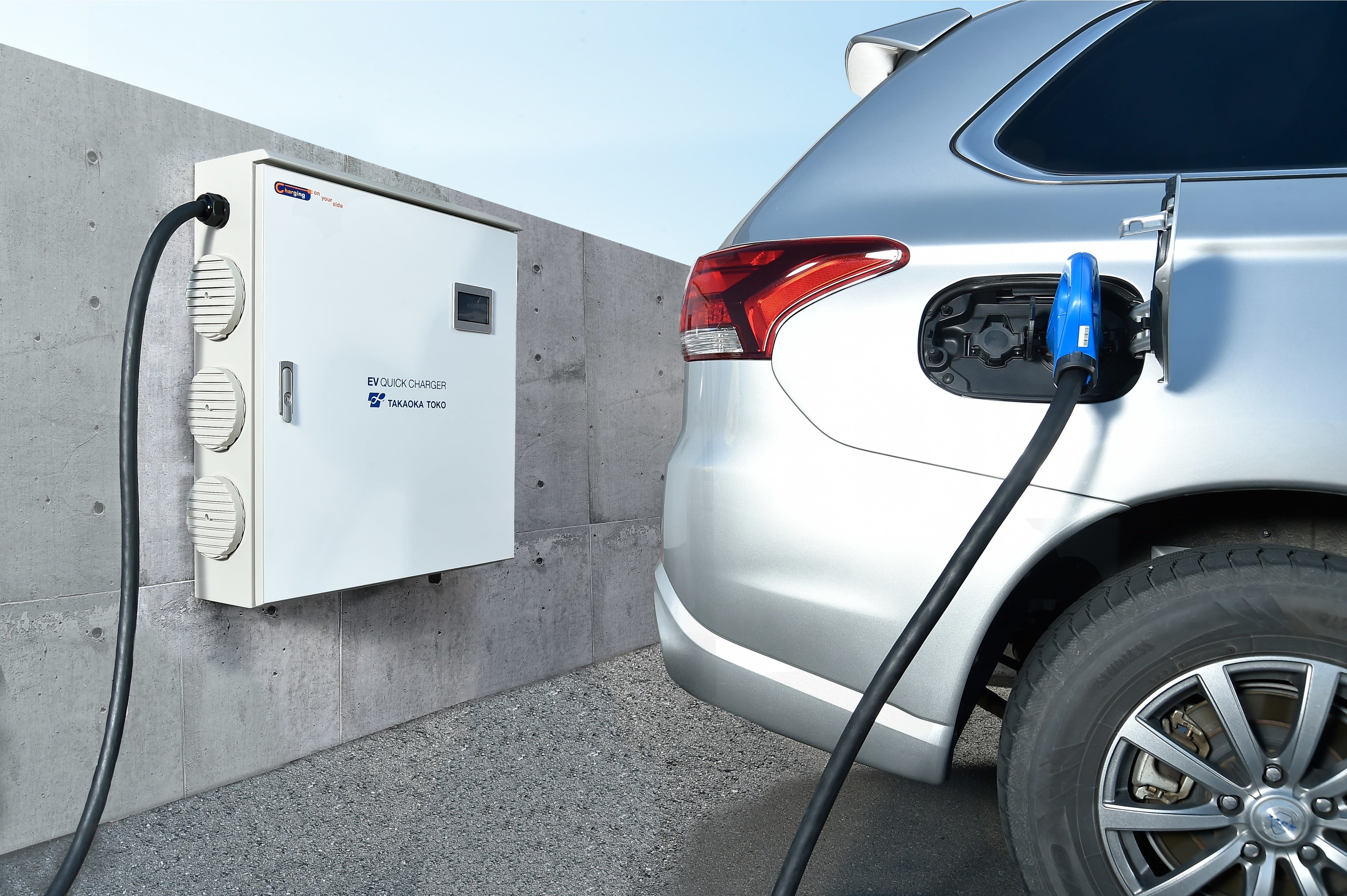 薄型壁掛けタイプの中容量EV用急速充電器「HFR1-15B11」からEVへの充電の様子