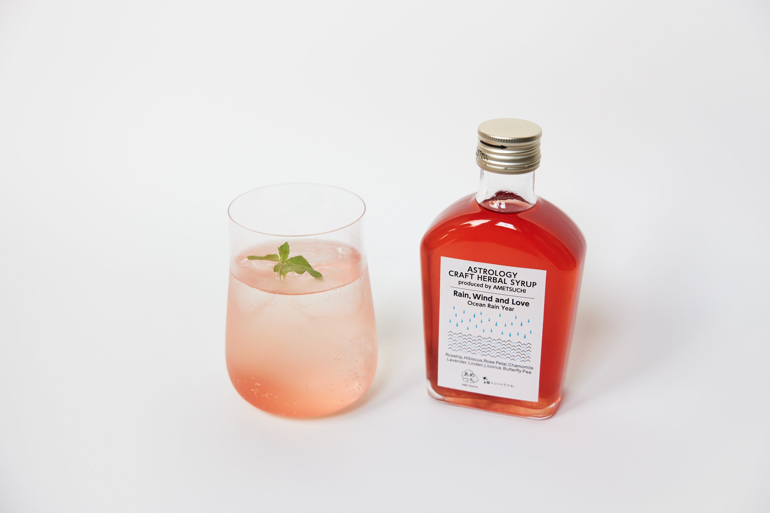 新時代の運気をアップする⁉「アストロロジー クラフト ハーバルシロップ」をキンキンに冷えた炭酸水と割ってお楽しみください。