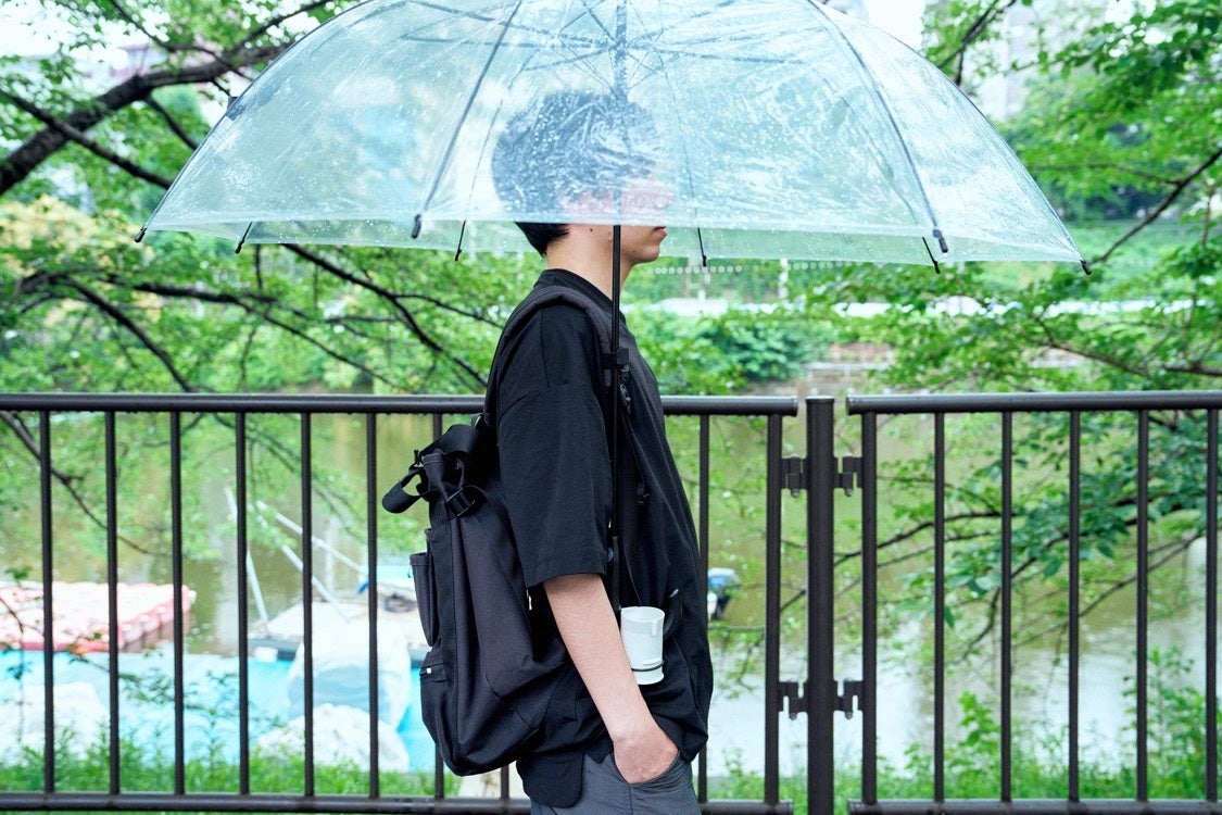 ③手ぶらで傘がさせる