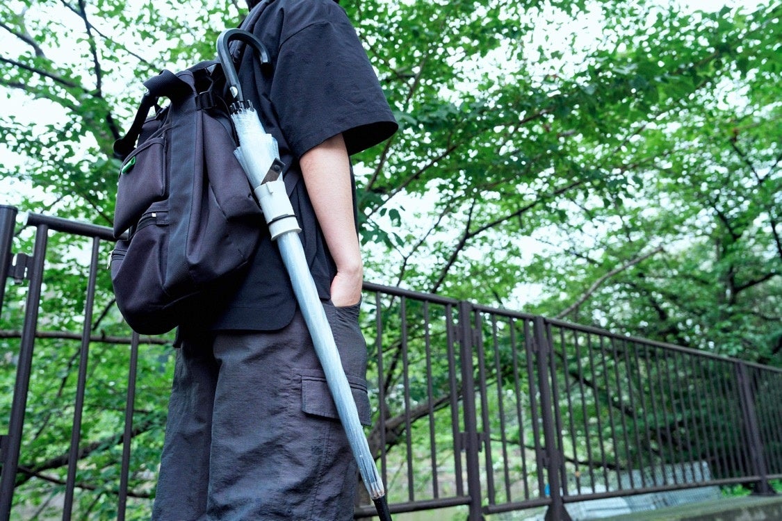 ②リュックにひっかけて歩ける