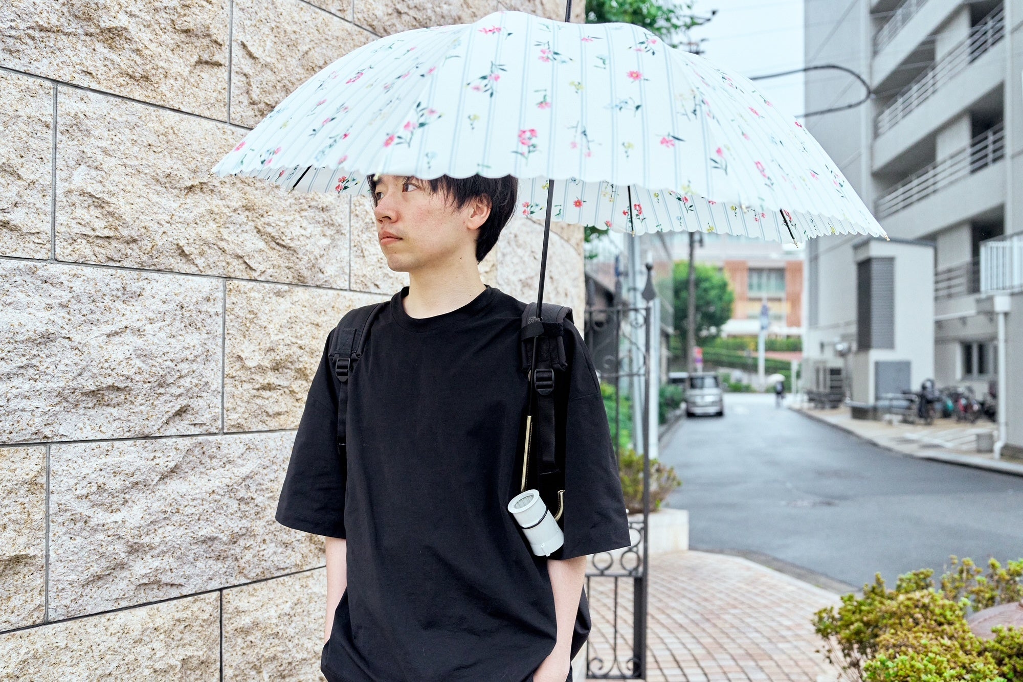 手ぶらで傘をさし、使わない時も手ぶらで移動する時代」リュック